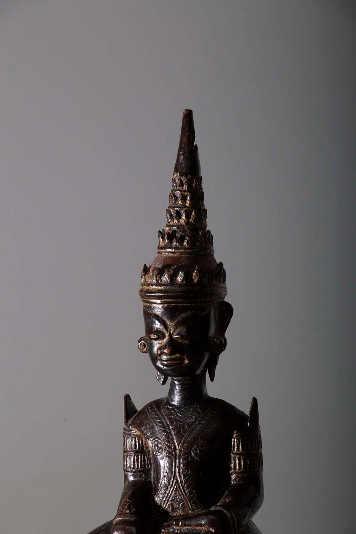 Anglo-indien Sculpture ancienne de Bouddha Mun en bois de Thaïlande 19ème siècle  en vente