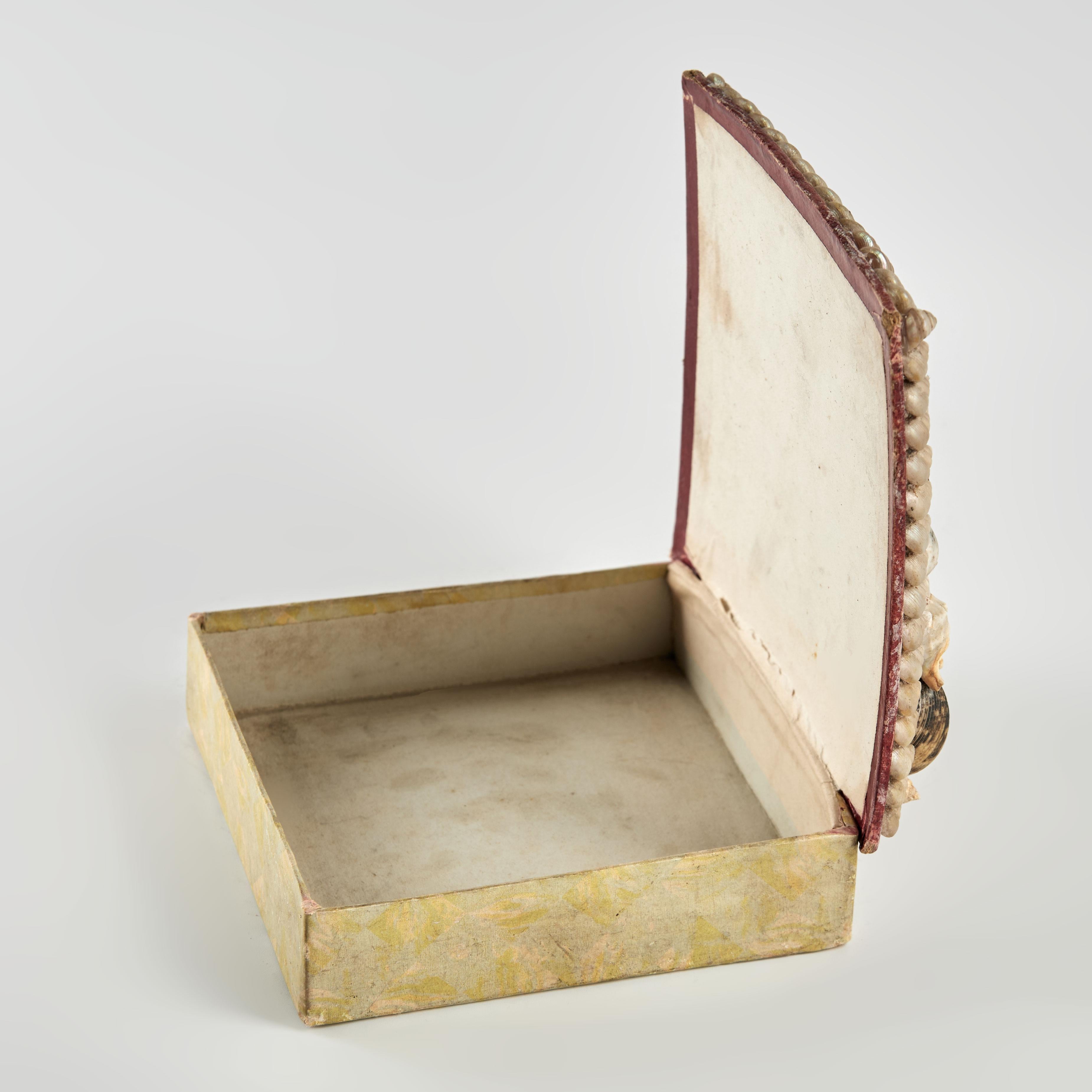 Antique Seashell Box In Good Condition For Sale In Palm Beach, FL
