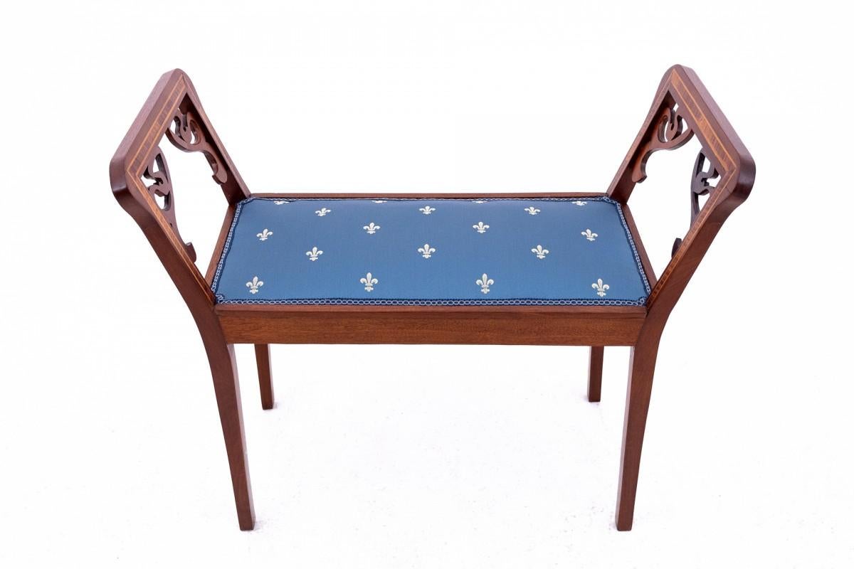 Sede a cavallo tra il XIX e il XX secolo, Europa occidentale.

Mobili in ottime condizioni, dopo una ristrutturazione professionale. Il sedile è stato rivestito con un nuovo tessuto.

Dimensioni: altezza 74 cm / altezza seduta 50 cm / larghezza 89