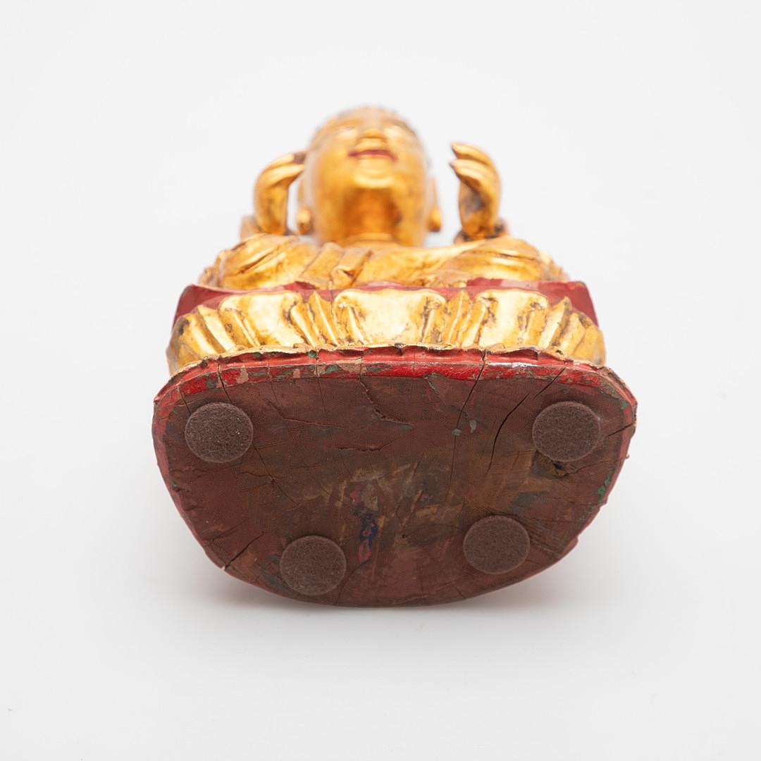 Antico Buddha seduto Amitābha Vietnam c.1900, Scultura in legno dorato su base di loto, Arte decorativa spirituale asiatica

Uno squisito Buddha Amitābha seduto d'epoca, realizzato in Vietnam intorno al 1900, scolpito in legno e riccamente decorato
