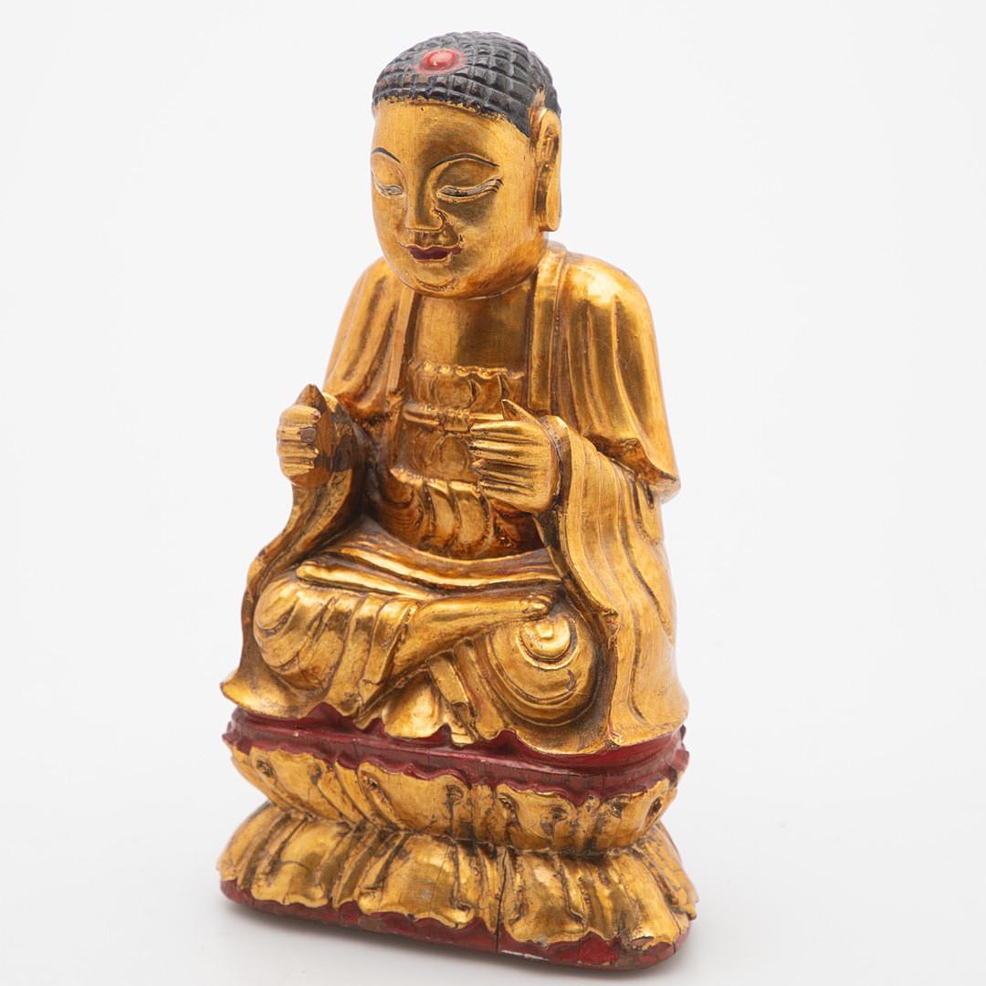 Vietnamita Antico Buddha seduto Amitābha Vietnam c.1900, scultura in legno dorato su loto in vendita