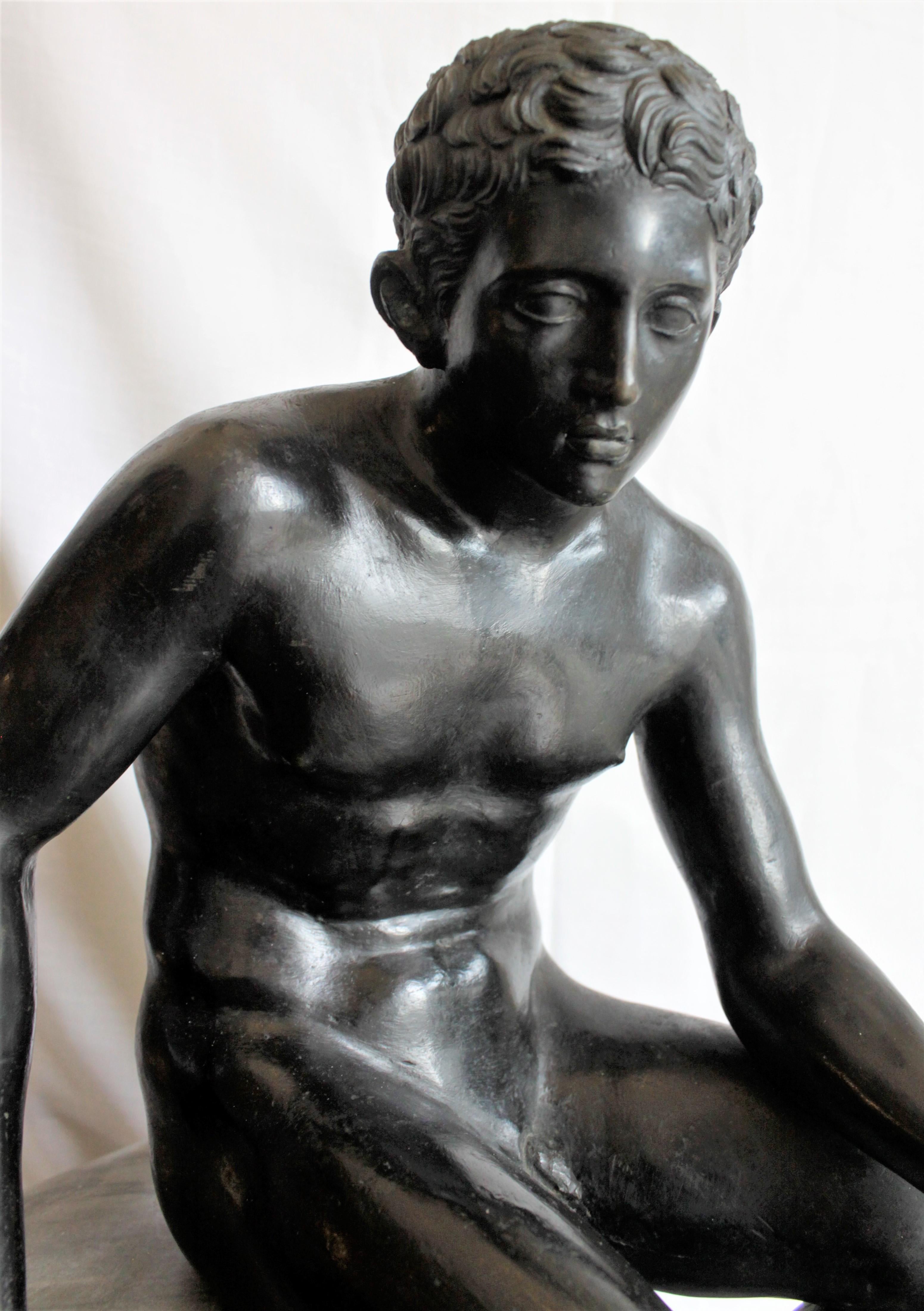 Sculpté à la main Antique Dieu grec assis Hermès Sculpture en bronze coulé patiné Grand Tour en vente