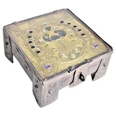 Antique boîte à bijoux en métal peint de style Sécession avec dessus en laiton incrusté gravé &