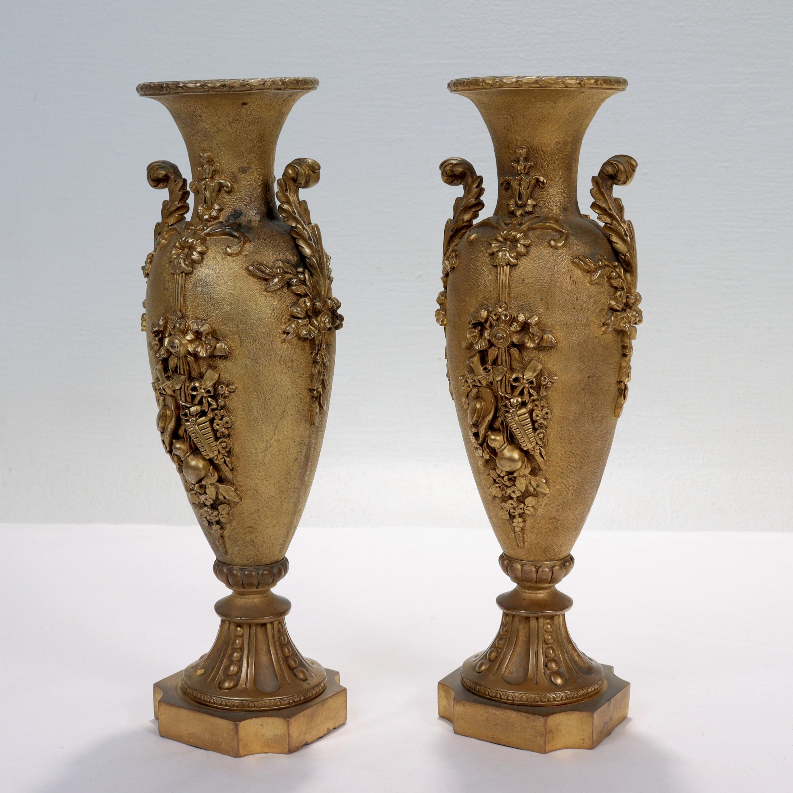 Vases ou Urnes anciens en bronze doré du Second Empire français Bon état - En vente à Philadelphia, PA