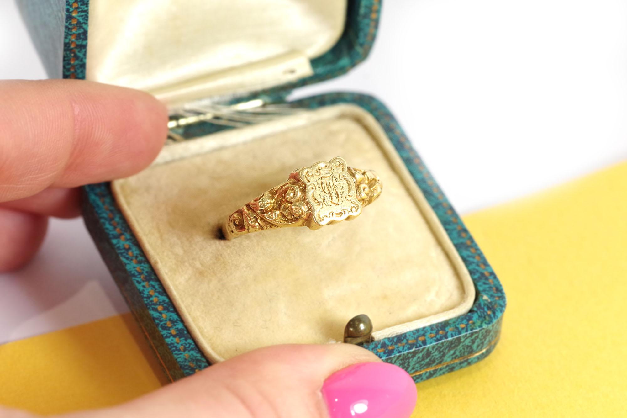 Victorian Antique secret signet ring in 18 karat gold, ring for men For Sale