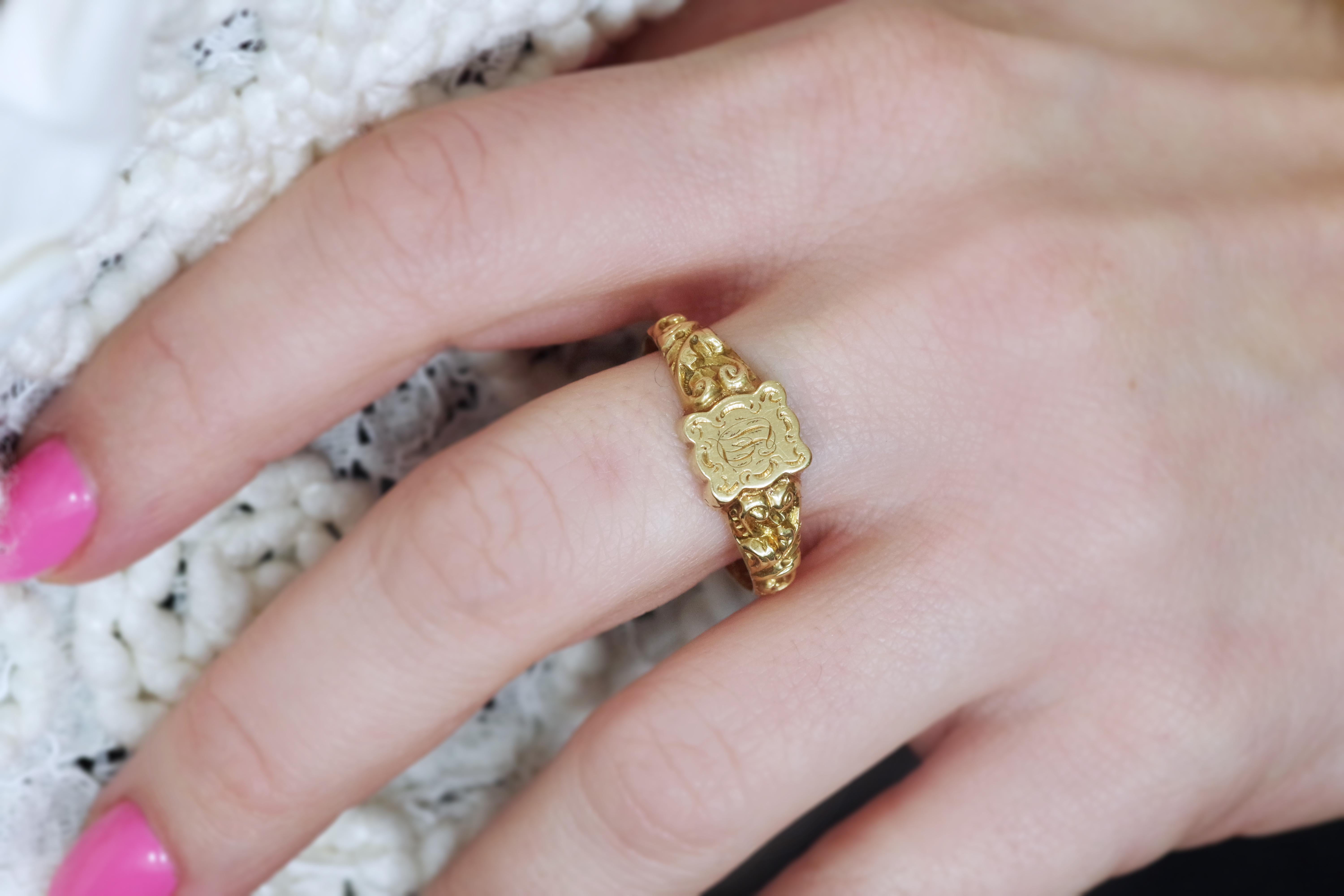 Antique secret signet ring in 18 karat gold, ring for men In Fair Condition For Sale In PARIS, FR