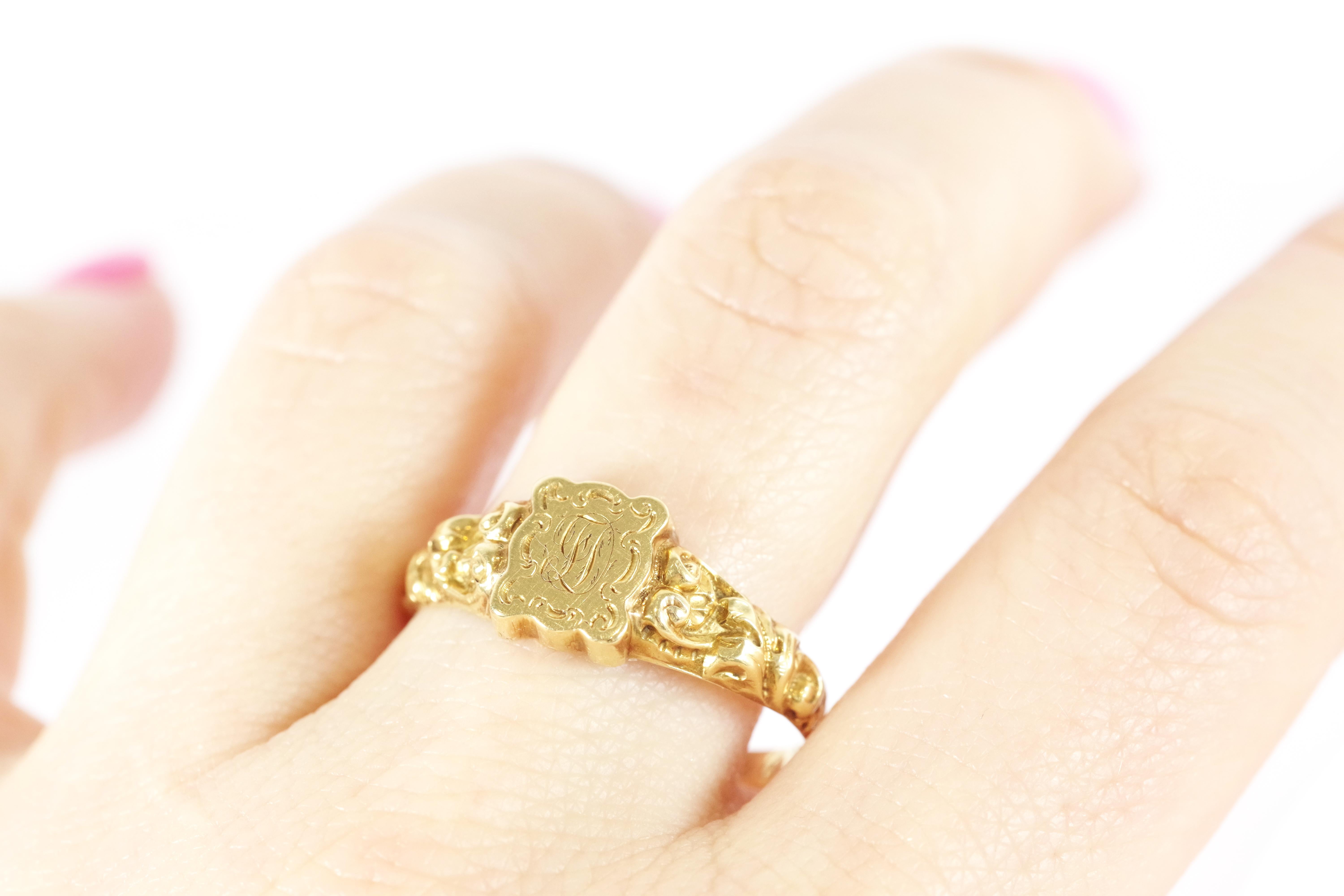 Men's Antique secret signet ring in 18 karat gold, ring for men For Sale