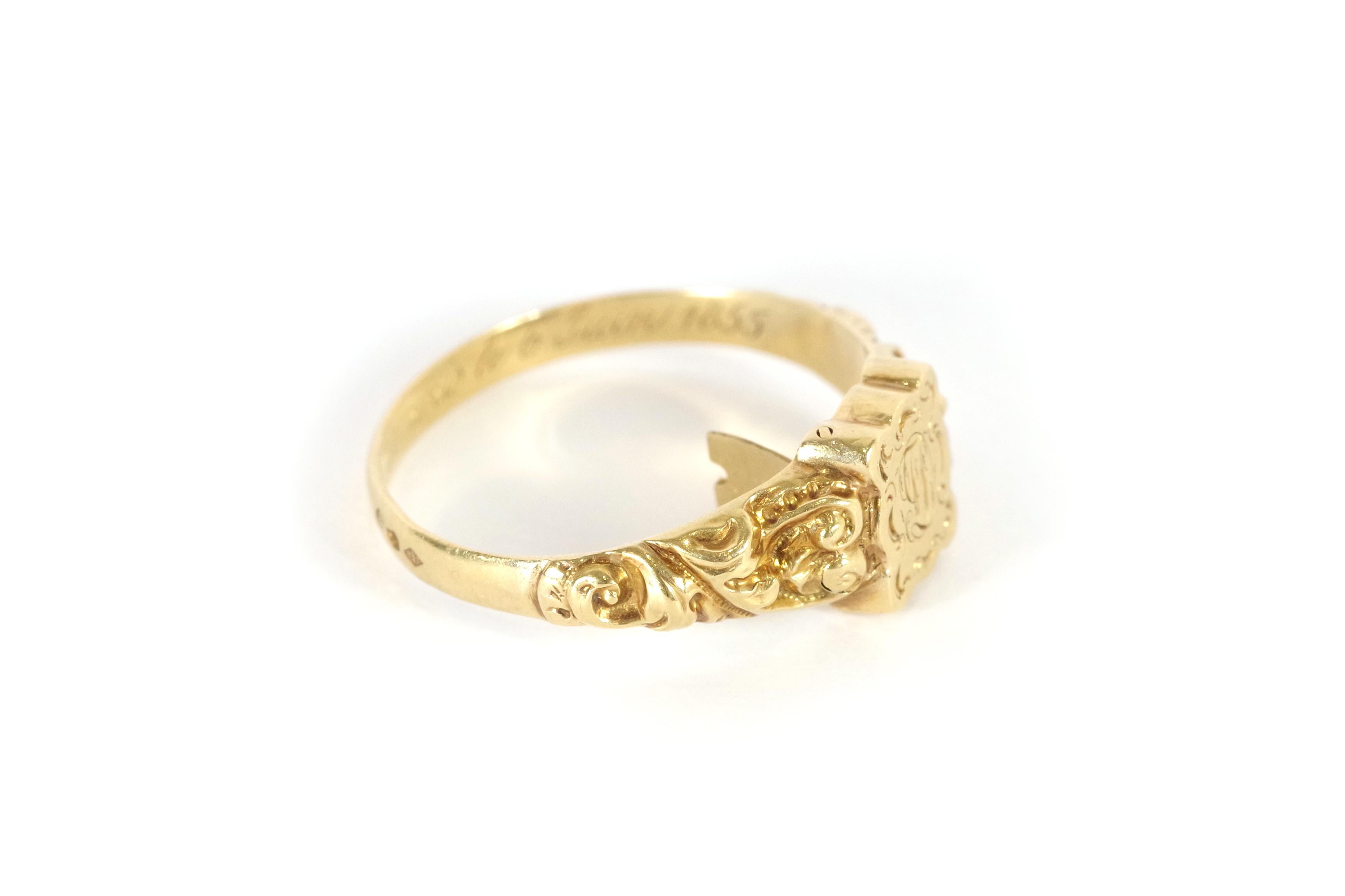 Antique secret signet ring in 18 karat gold, ring for men For Sale 2
