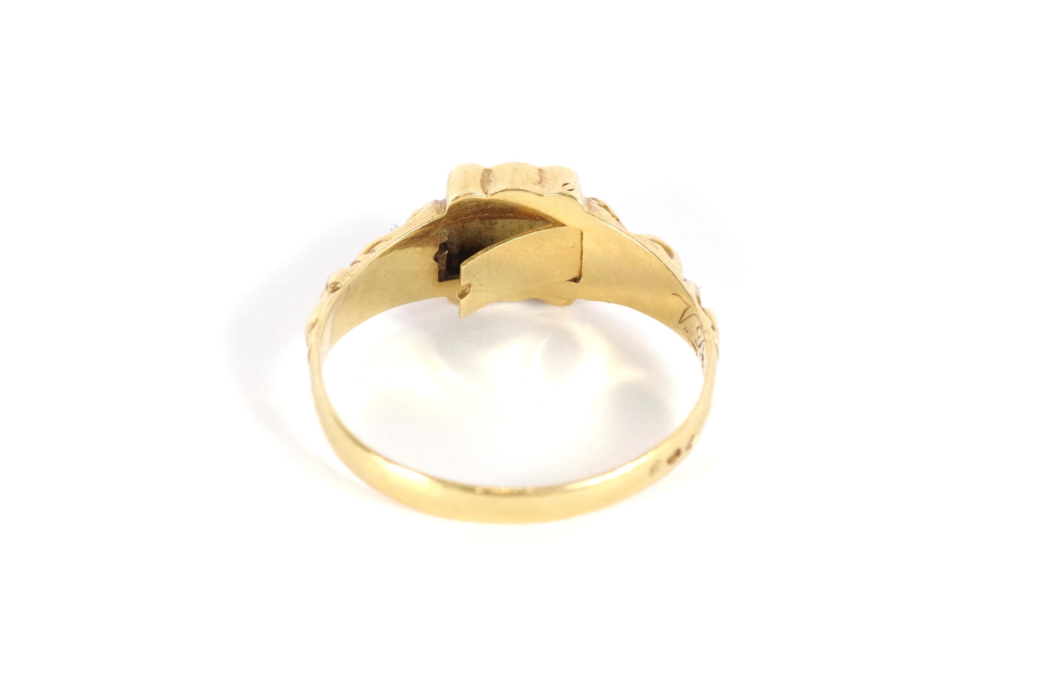Antique secret signet ring in 18 karat gold, ring for men For Sale 3