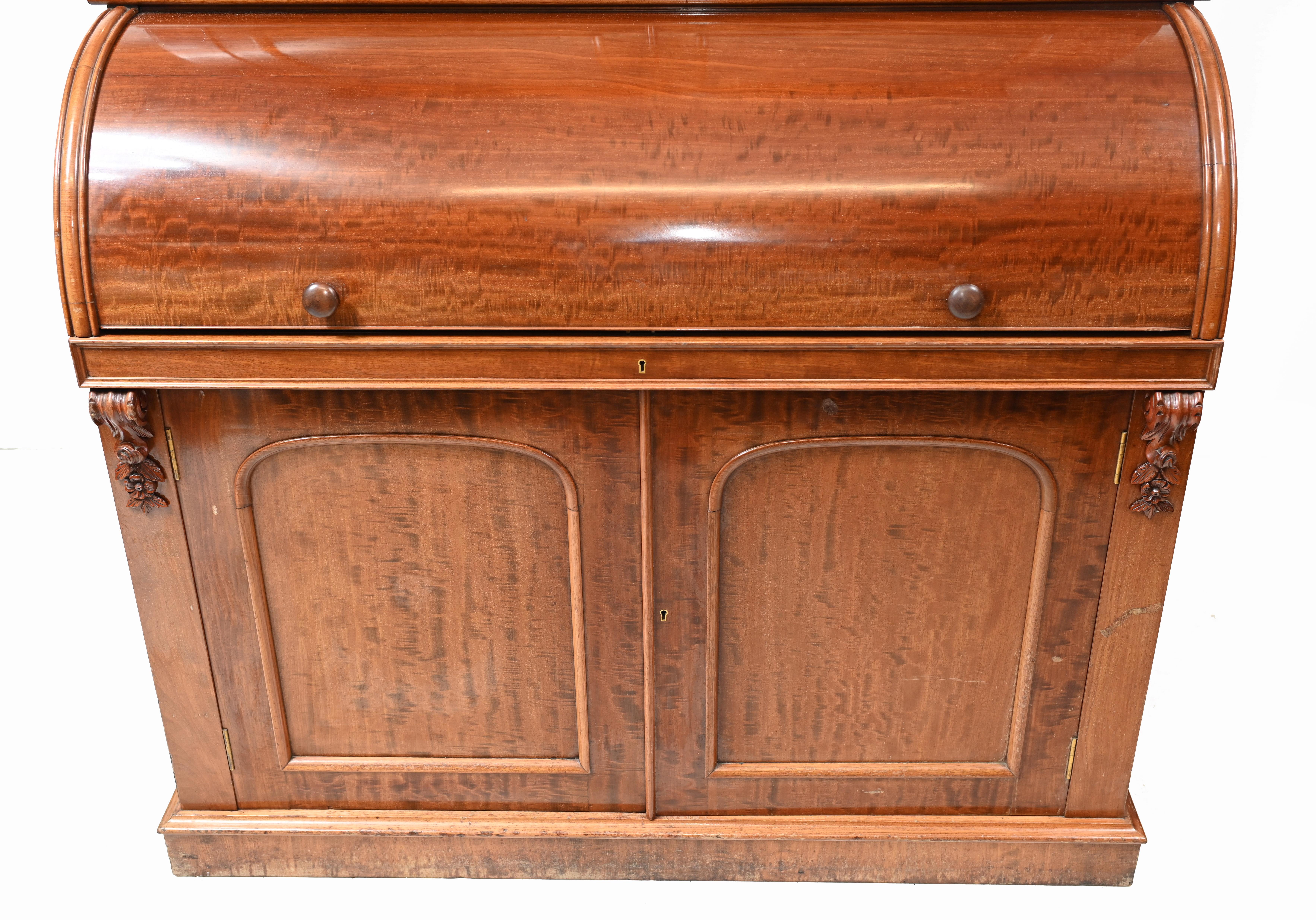 Stunning large mahogany secretaire bookcase we date to circa 1860
This piece is by Hobbs & Co of London who were reknowed for these type of pieces
The piece is inscribed Hobbs & Co on the locks please see close up photo
Roll top desk section