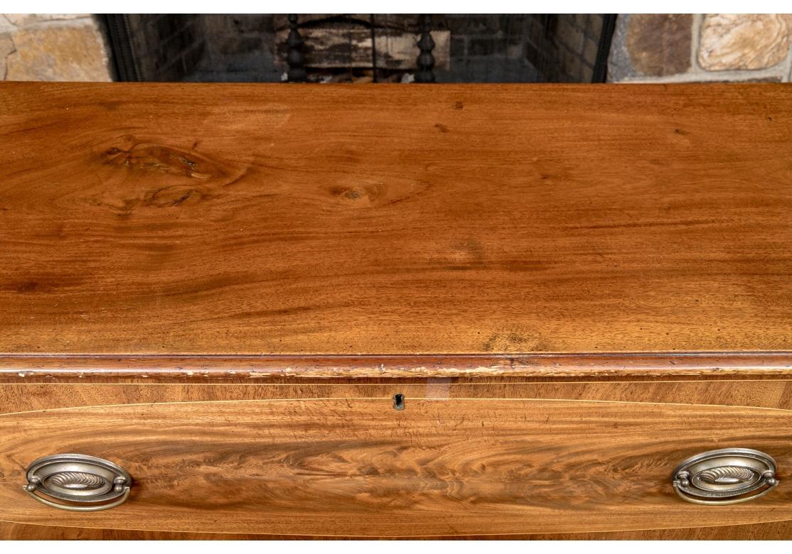 A restaurer : Une belle commode ancienne avec un bureau extractible ayant des tiroirs avec des boutons en laiton d'origine, des poignées de tiroirs ovales en laiton et des casiers. Le coffret est en acajou très figuré avec des poignées ovales en