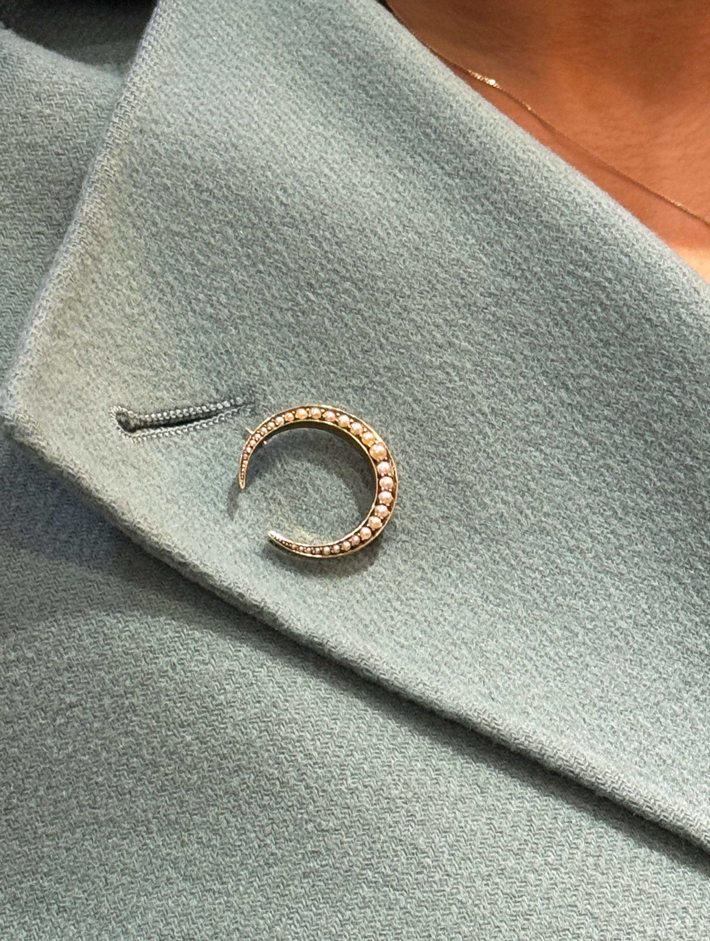 Femenino o masculino Broche antiguo de perlas de siembra y media luna de oro amarillo y rosa de 14 quilates en venta