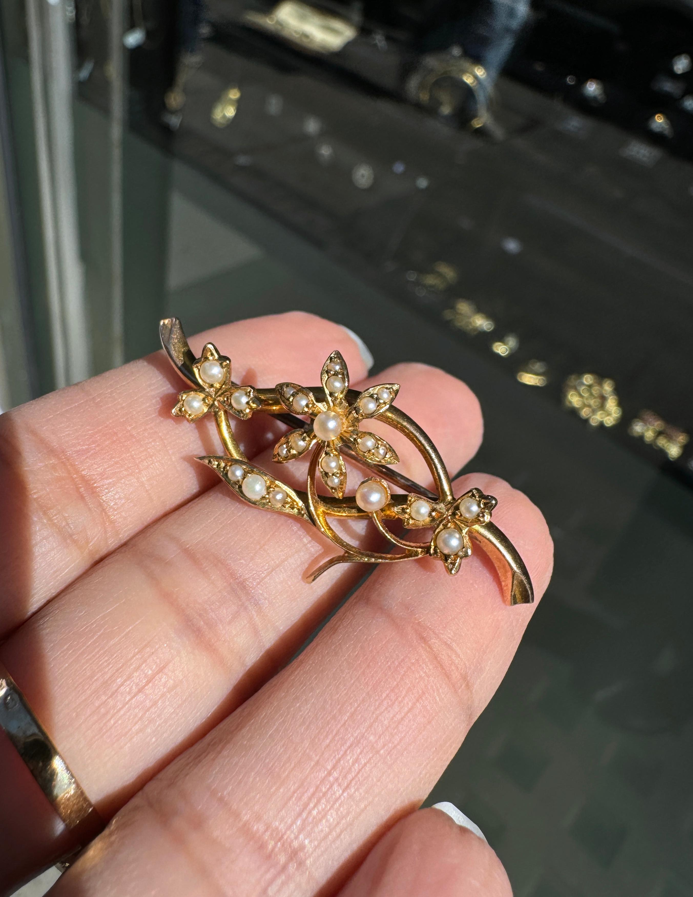 Broche ancienne en forme de vigne en perles naturelles et or jaune 15 carats Bon état - En vente à London, GB