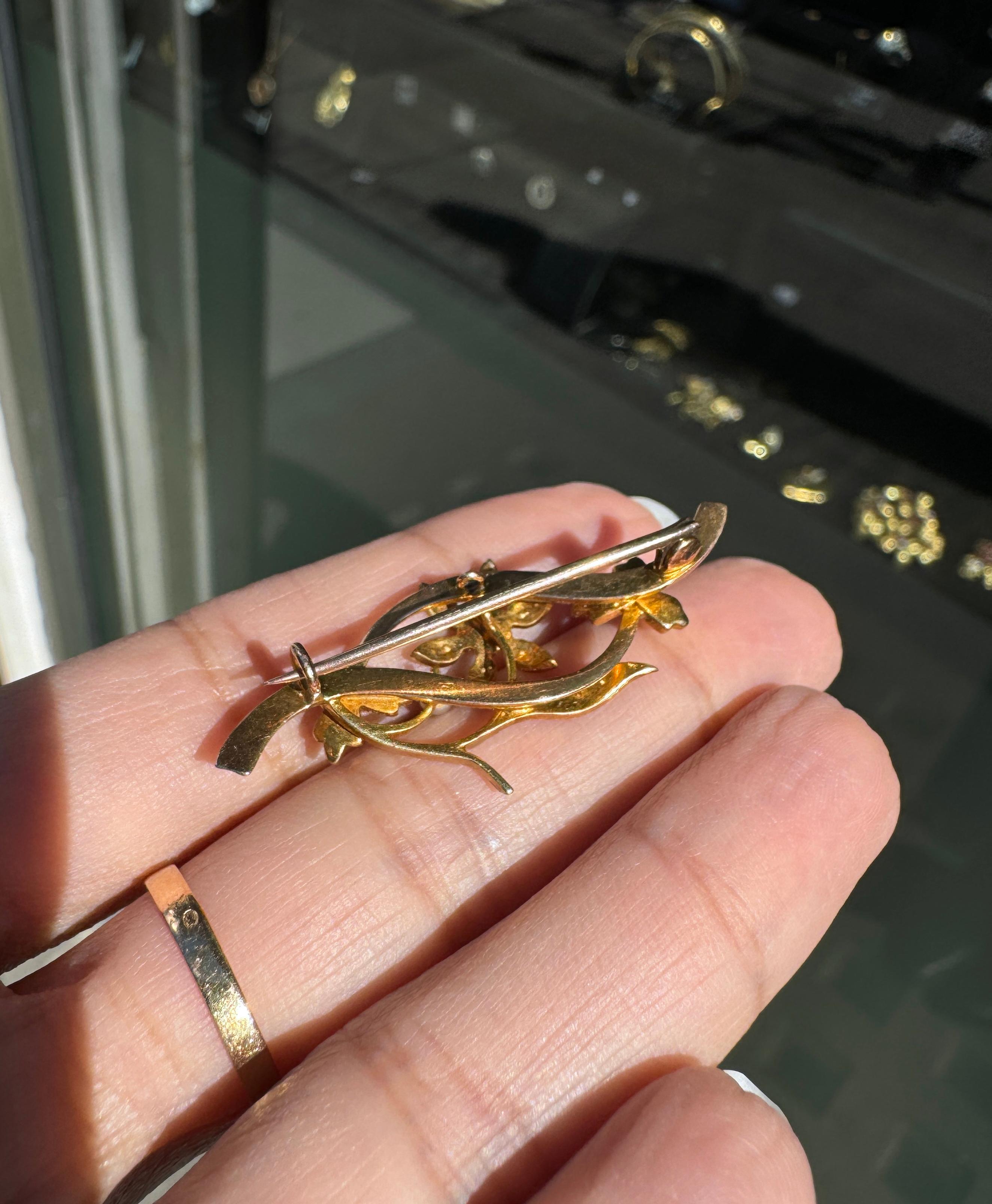 Broche ancienne en forme de vigne en perles naturelles et or jaune 15 carats Unisexe en vente