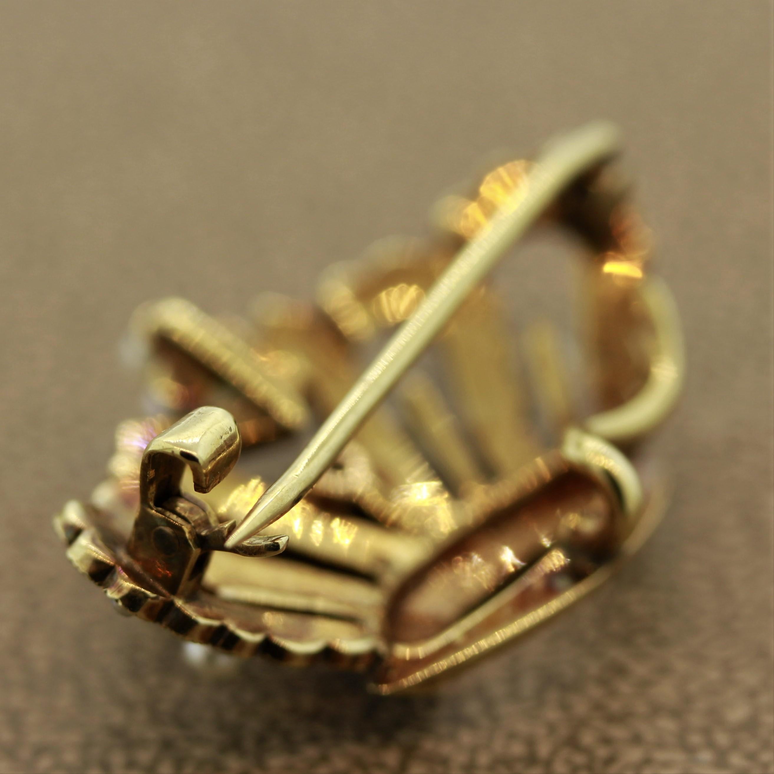 Broche couronne ancienne en or avec perles de rocaille et perles en vente 1