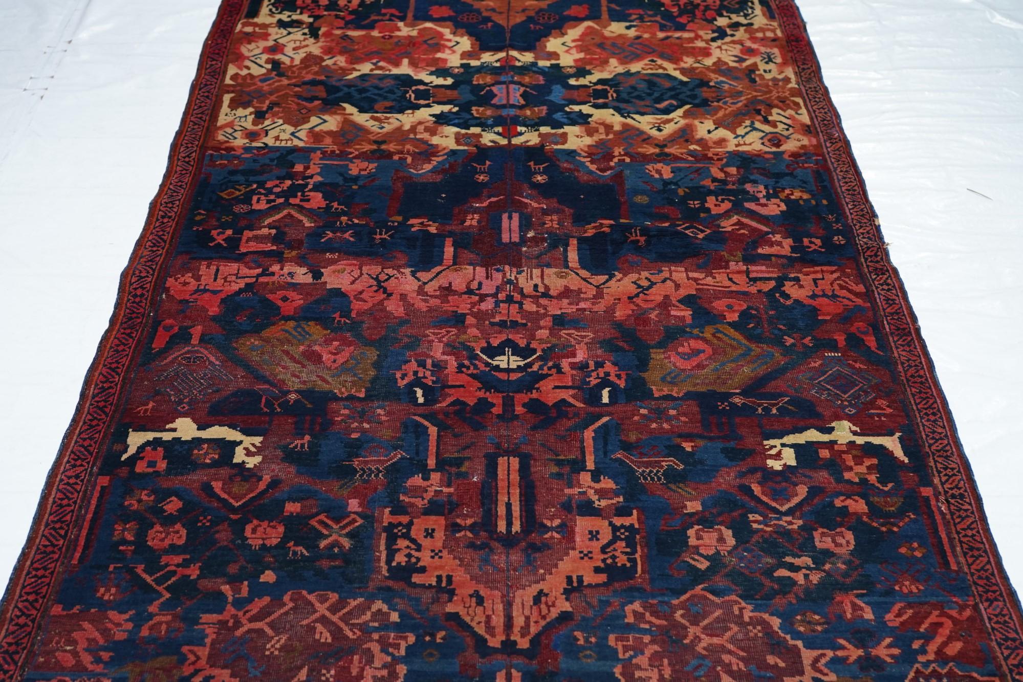 Alfombra antigua Seikhour en Excelente estado para la venta en New York, NY