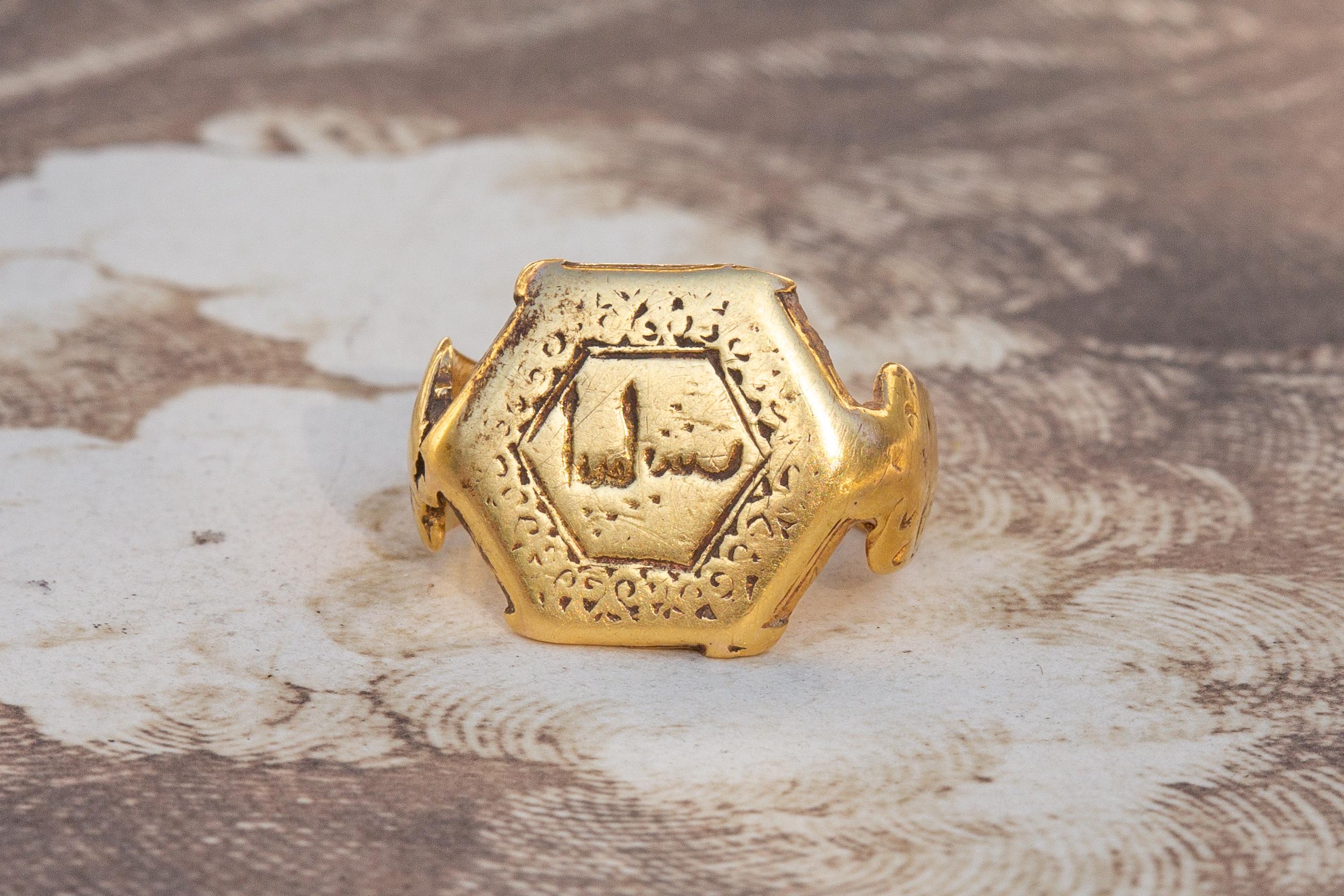Antique Seljuk ‘Selçuklu’ Period Gold Islamic Medieval Signet Ring 11th-13th C For Sale 3
