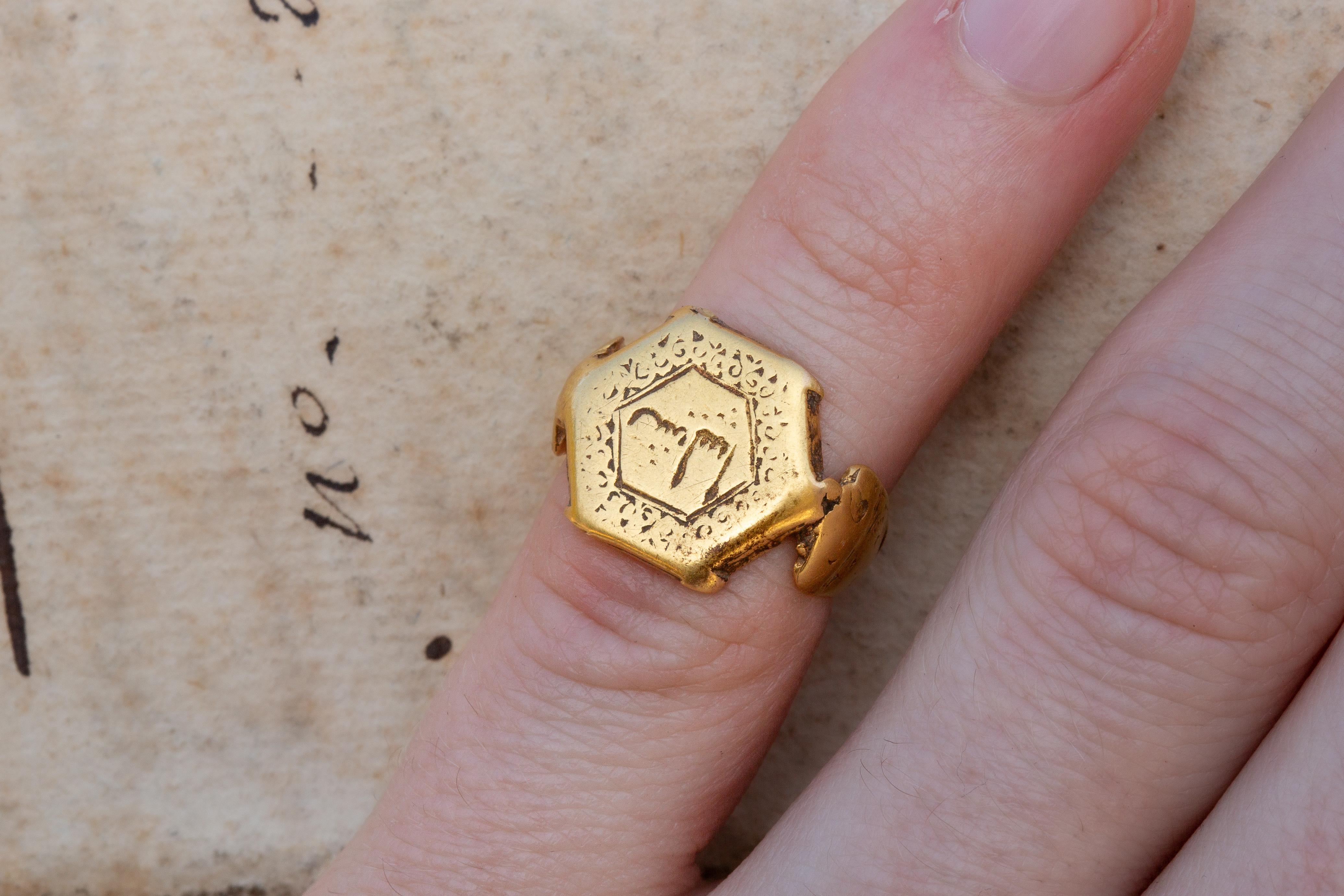 Antique Seljuk ‘Selçuklu’ Period Gold Islamic Medieval Signet Ring 11th-13th C For Sale 4