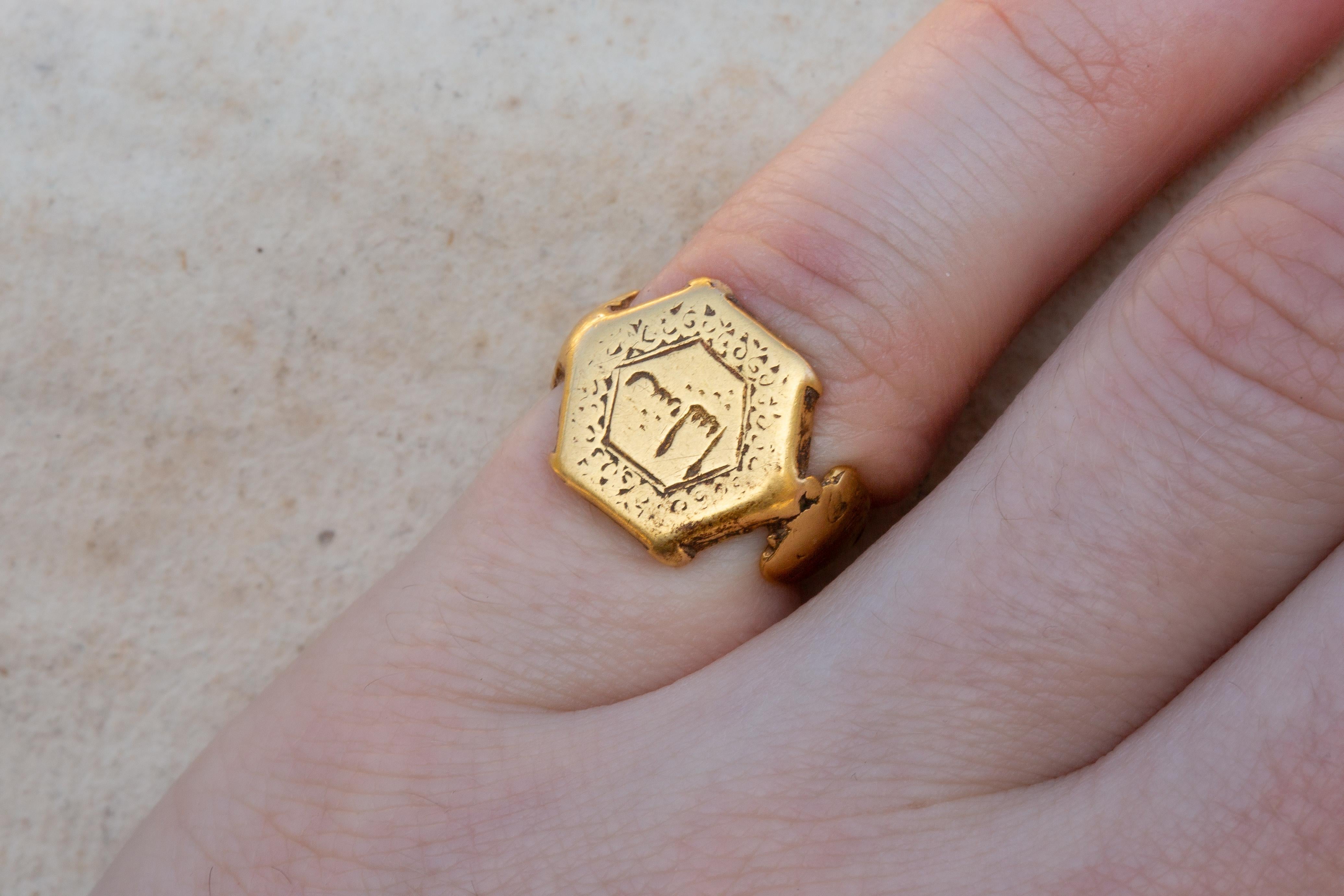 Antique Seljuk ‘Selçuklu’ Period Gold Islamic Medieval Signet Ring 11th-13th C For Sale 5