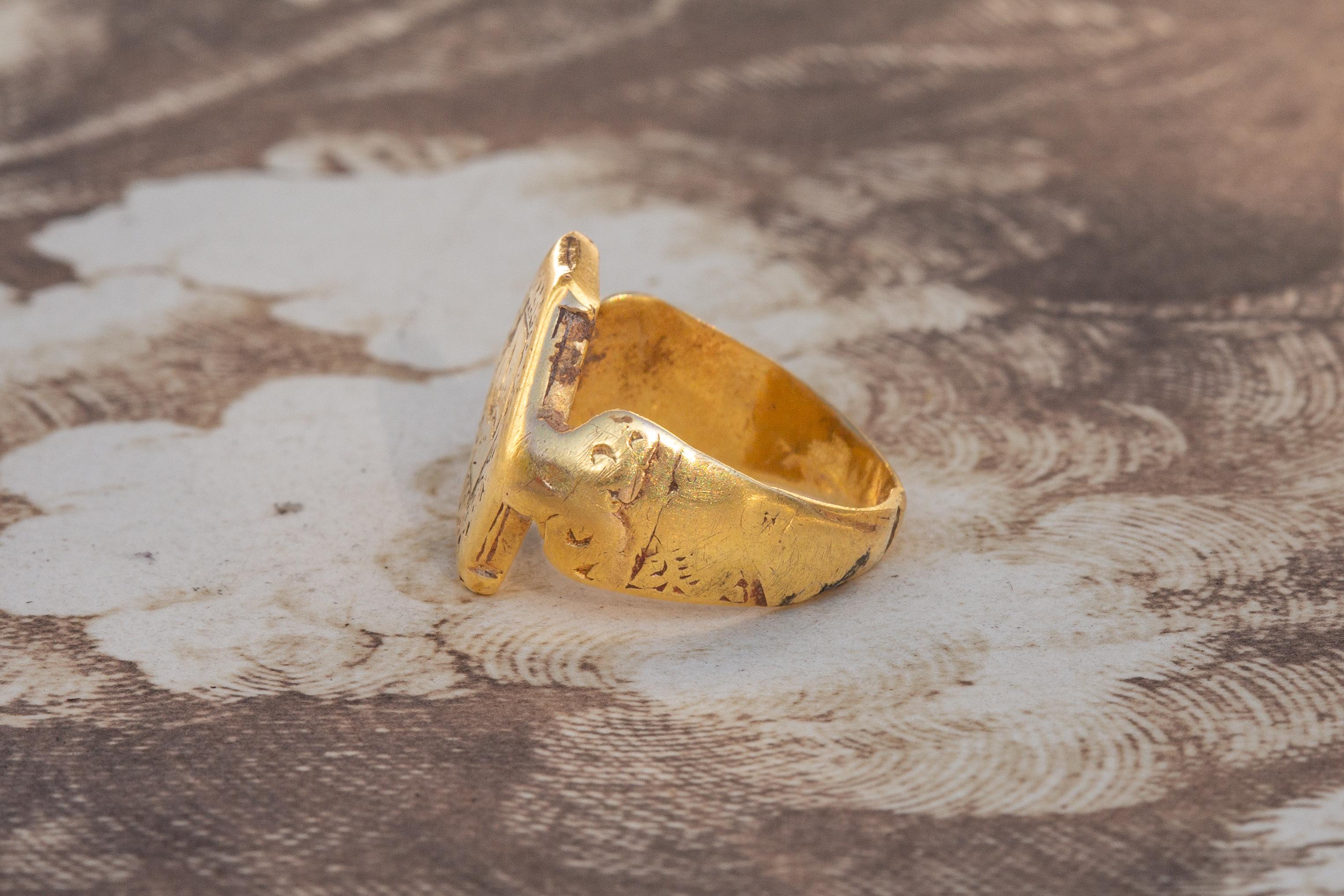 Women's or Men's Antique Seljuk ‘Selçuklu’ Period Gold Islamic Medieval Signet Ring 11th-13th C For Sale