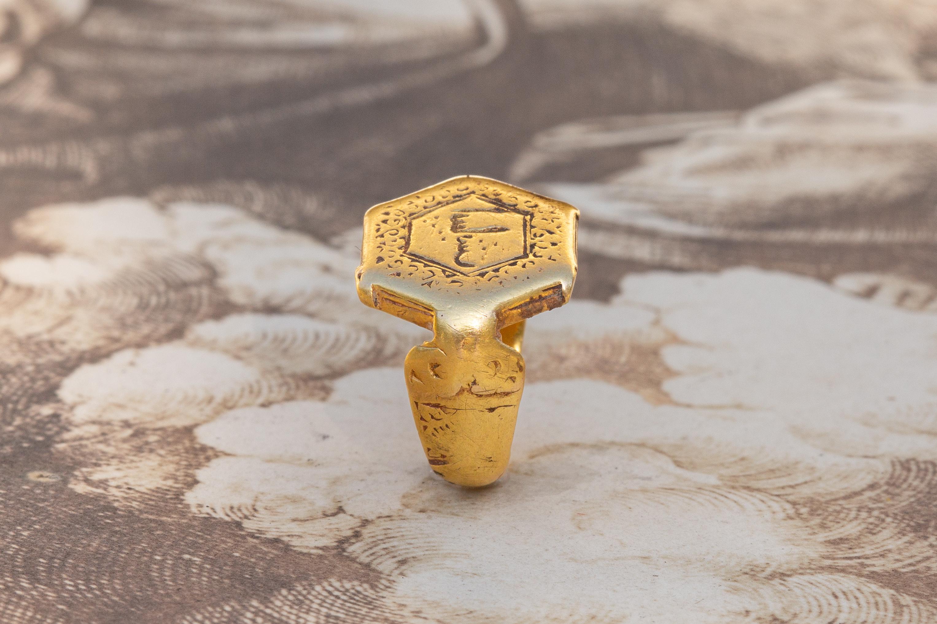 Antique Seljuk ‘Selçuklu’ Period Gold Islamic Medieval Signet Ring 11th-13th C For Sale 1