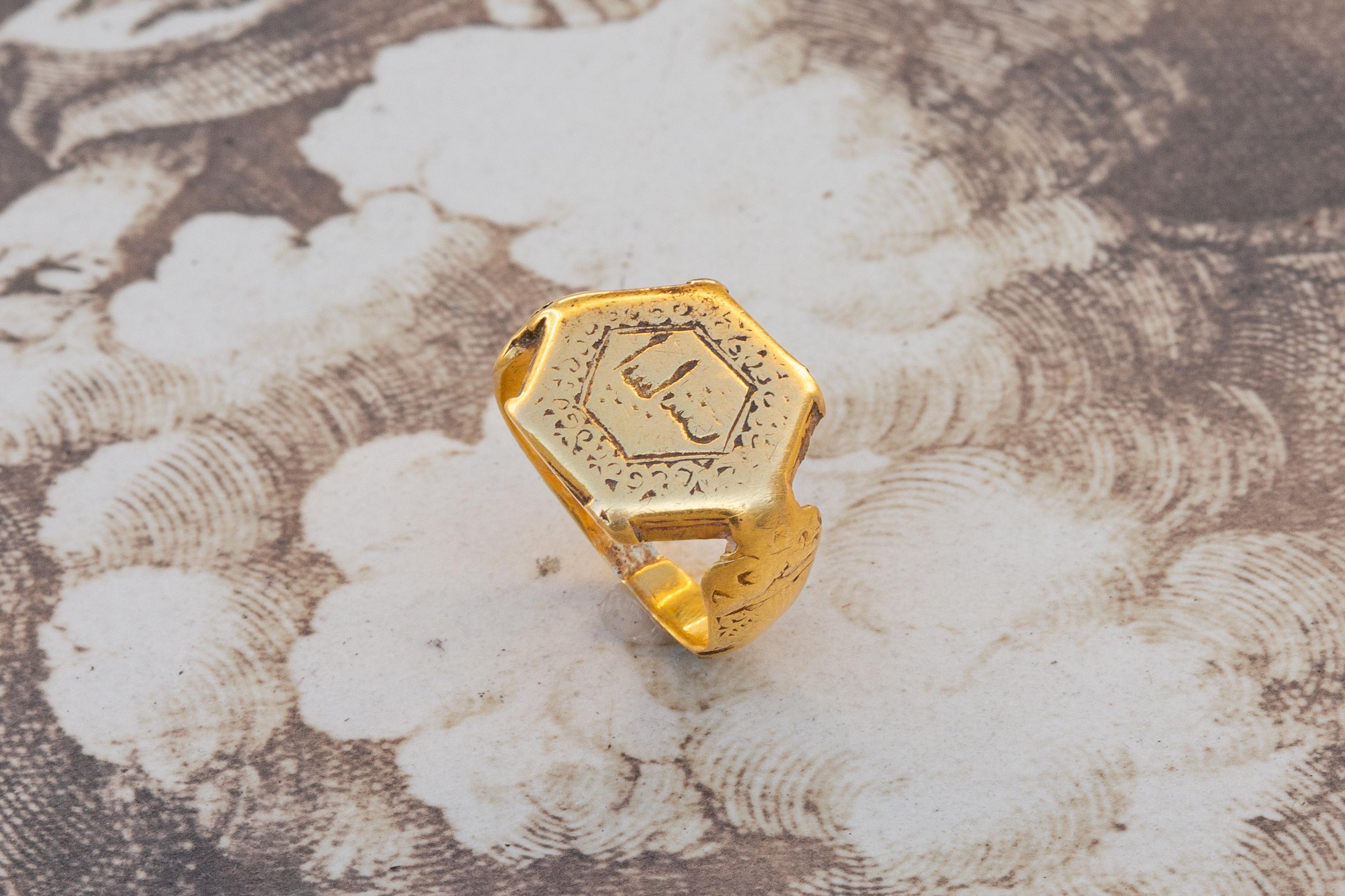 Antique Seljuk ‘Selçuklu’ Period Gold Islamic Medieval Signet Ring 11th-13th C For Sale 2