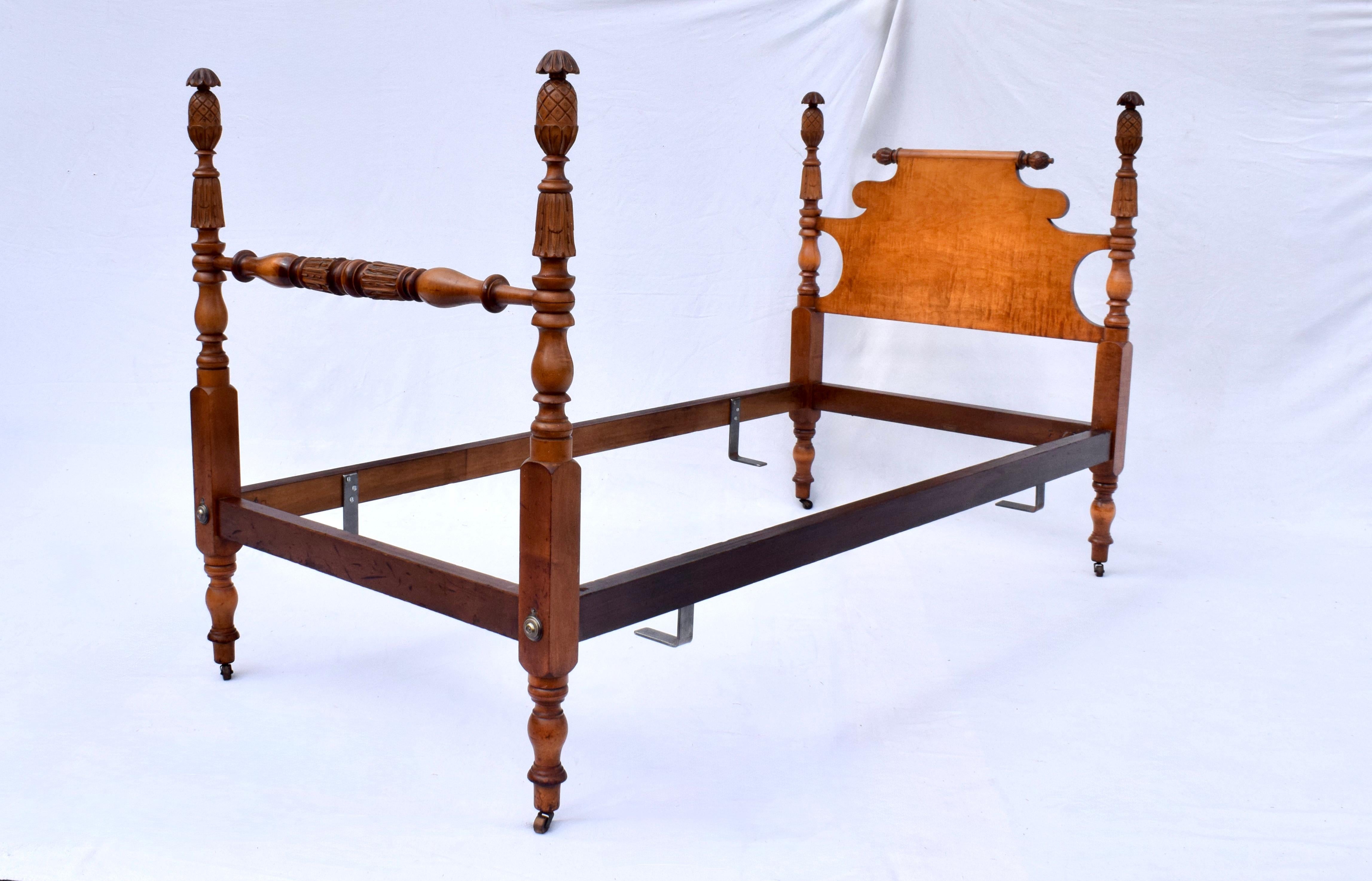 Acero Birdseye Antico letto a due piazze semi-postale American Feder, CIRCA 1910 in vendita