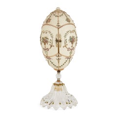 Modèle d'œuf antique en pierres semi-précieuses et en argent doré