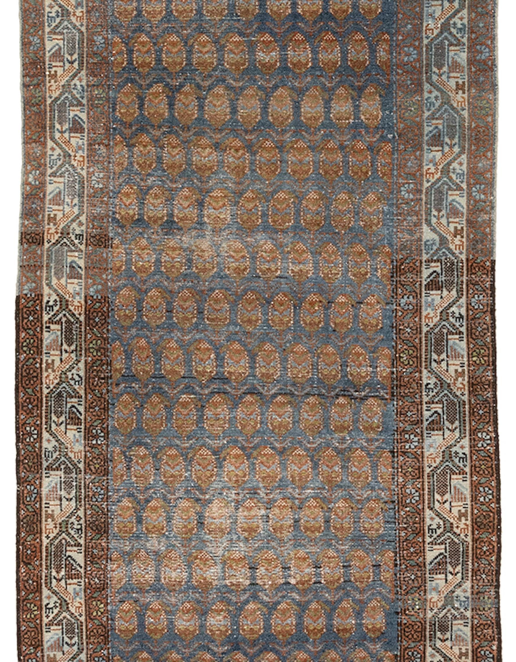 Questo antico runner Seneh è un'opera d'arte straordinaria che incarna la bellezza senza tempo e la maestria dei tappeti persiani. Originario della regione di Seneh, in Iran, questo runner esemplifica il ricco patrimonio culturale e le tradizioni