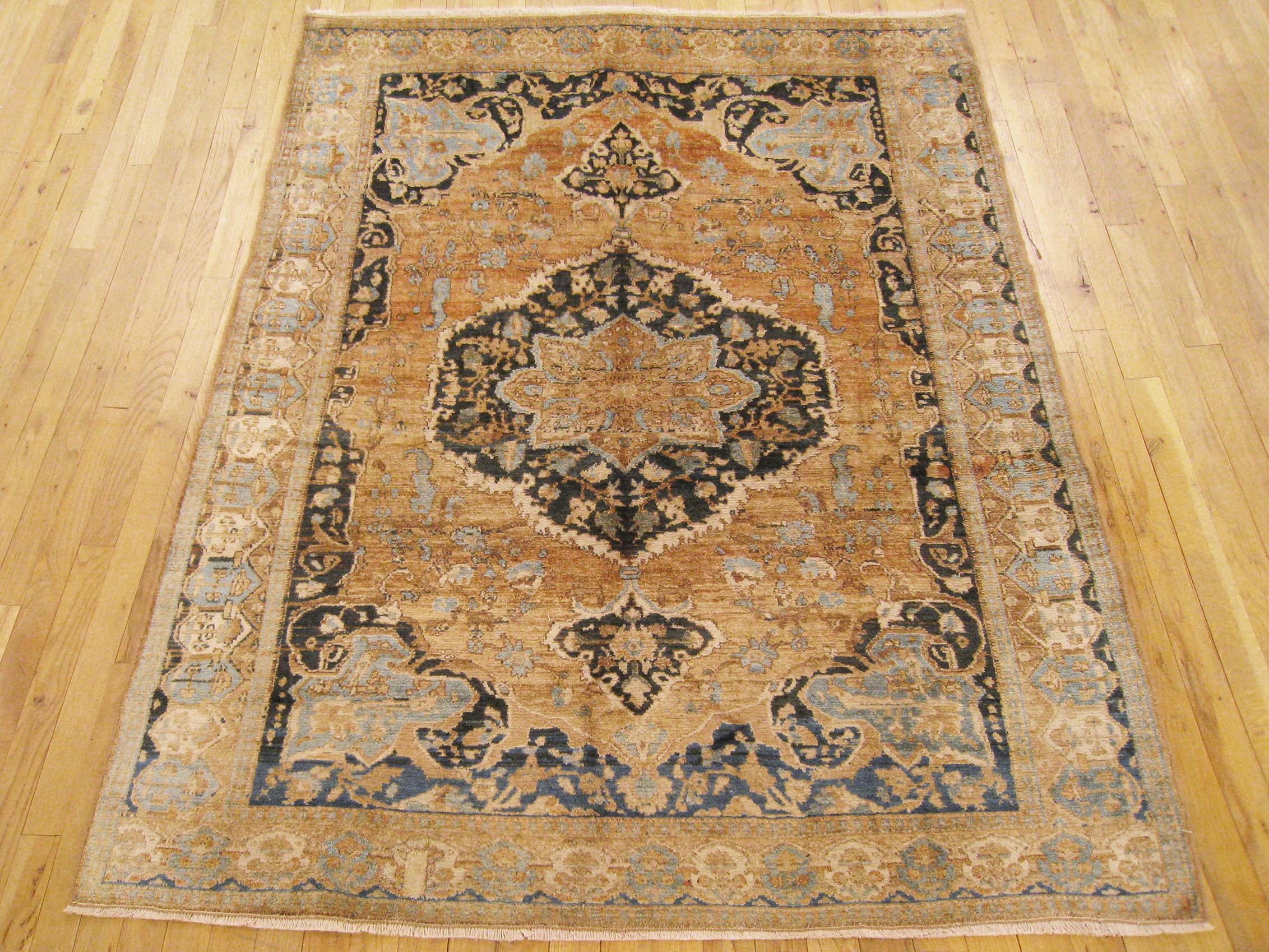 Antiker orientalischer Seneh-Kelim-Teppich, in kleiner Größe, mit Mittelmedaillon (Europäisch) im Angebot