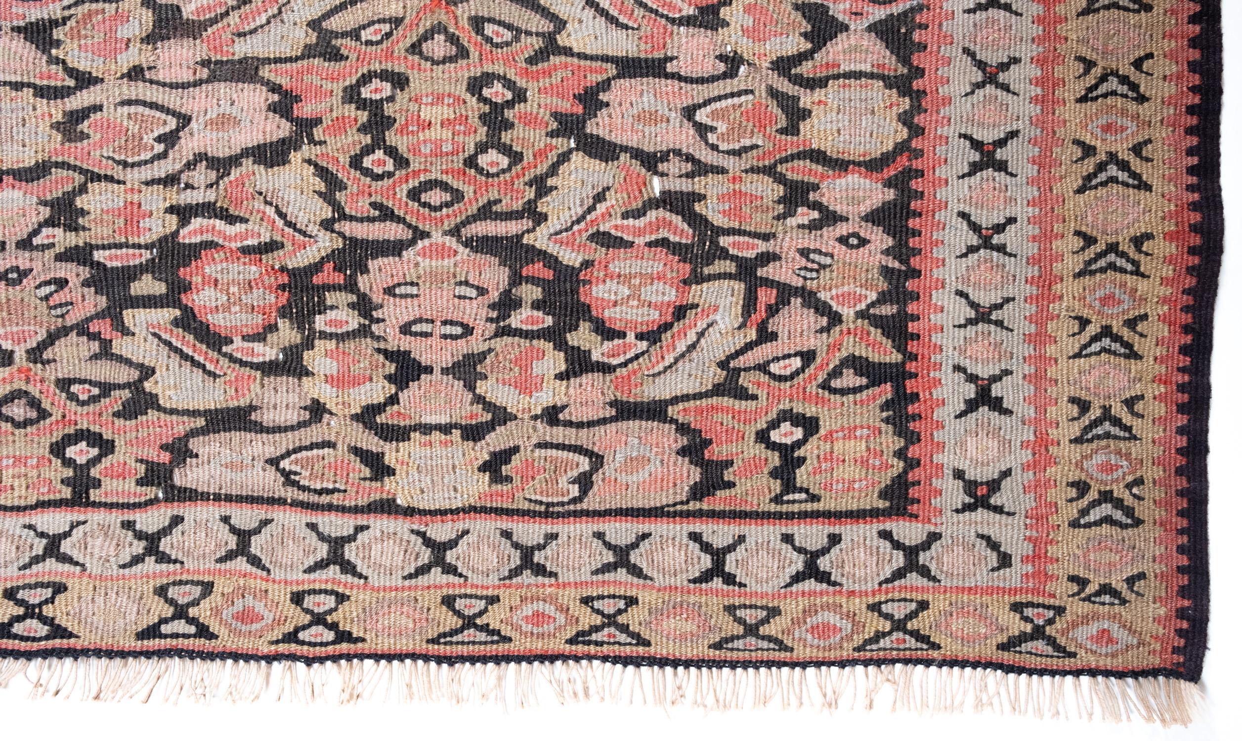 Se trata de un antiguo kilim kurdo persa del noroeste procedente del Senneh ( Senna, Sanandaj)  región con hilos de lana y una rara y bella composición de colores.

Este kilim antiguo, muy coleccionable, tiene maravillosos colores y texturas