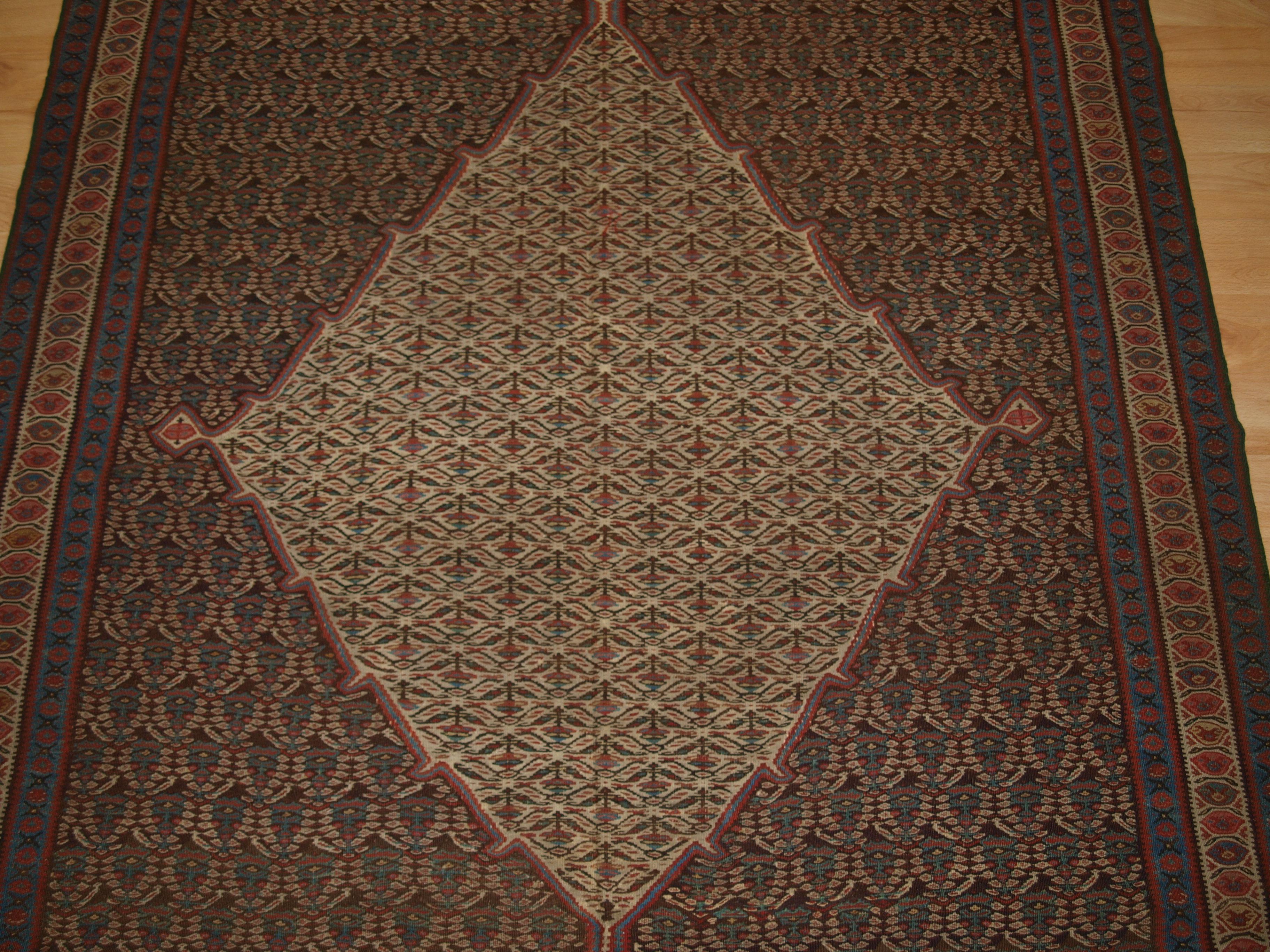 Antiker Senneh-Kelim mit traditionellem Boteh-Design, um 1900 (Wolle) im Angebot