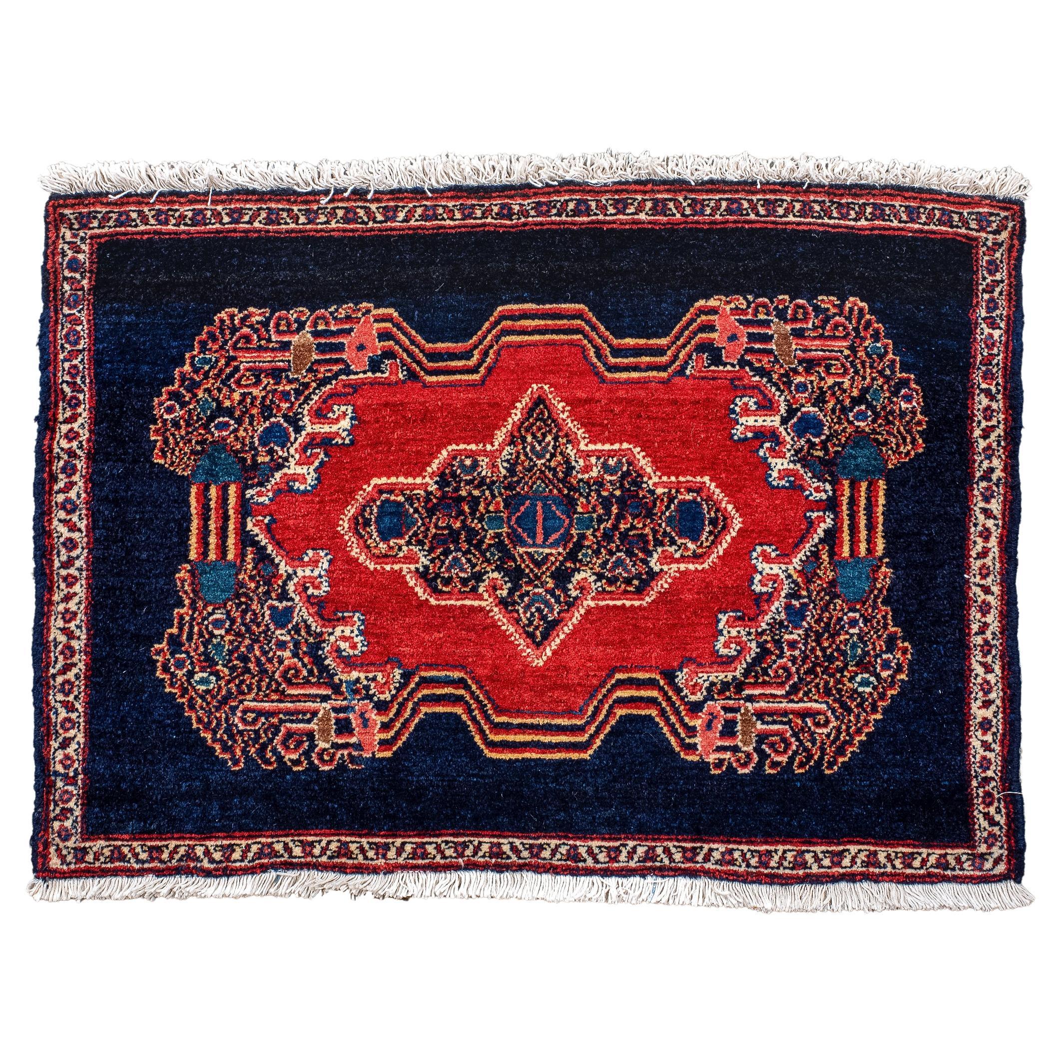 Estera Senneh Antigua con Campo Azul Oscuro y Medallón Rojo