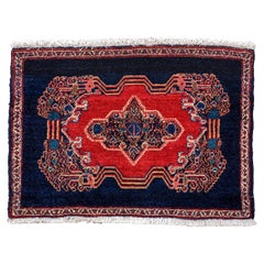 Estera Senneh Antigua con Campo Azul Oscuro y Medallón Rojo