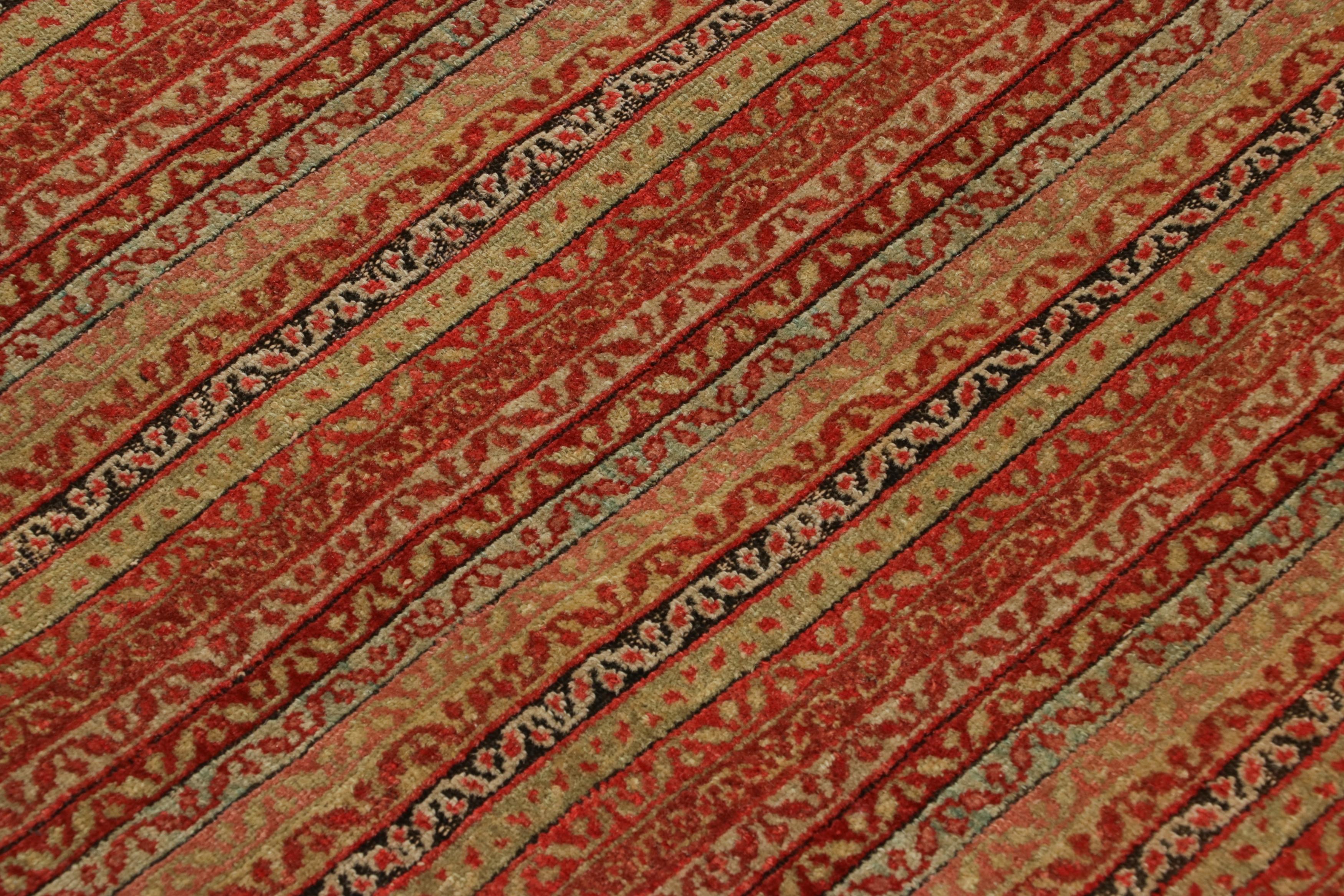 Dieser antike, handgeknüpfte Teppich aus persischer Wolle stammt aus Persien aus dem Jahr 1890 und zeigt ein Savannenfeldmuster, das taktvoll die einladenden Säulen aus roten, violetten, beigen, grünen und orangefarbenen Stammesfarben innerhalb