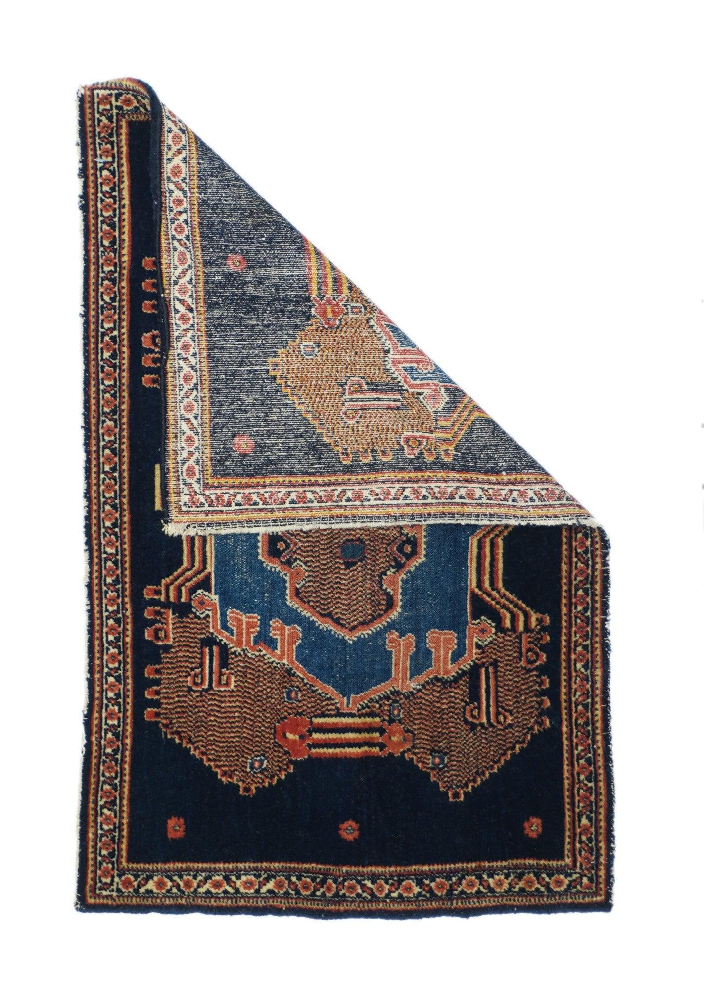 Il tappeto antico Senneh misura 1'9'' x 2'10''.