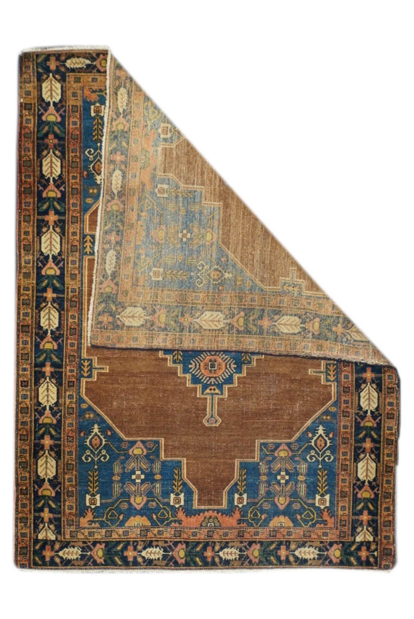 Antiker Senneh-Teppich 3'6'' x 4'8''. Das Feld ist eigentlich mittelblau, schwächt sich an den Seiten ab und öffnet sich in breit gestufte Eckstücke mit stilisierten Blumen. Einfarbiges, rotes, attraktiv geschliffenes Unterfeld mit einem gestuften,