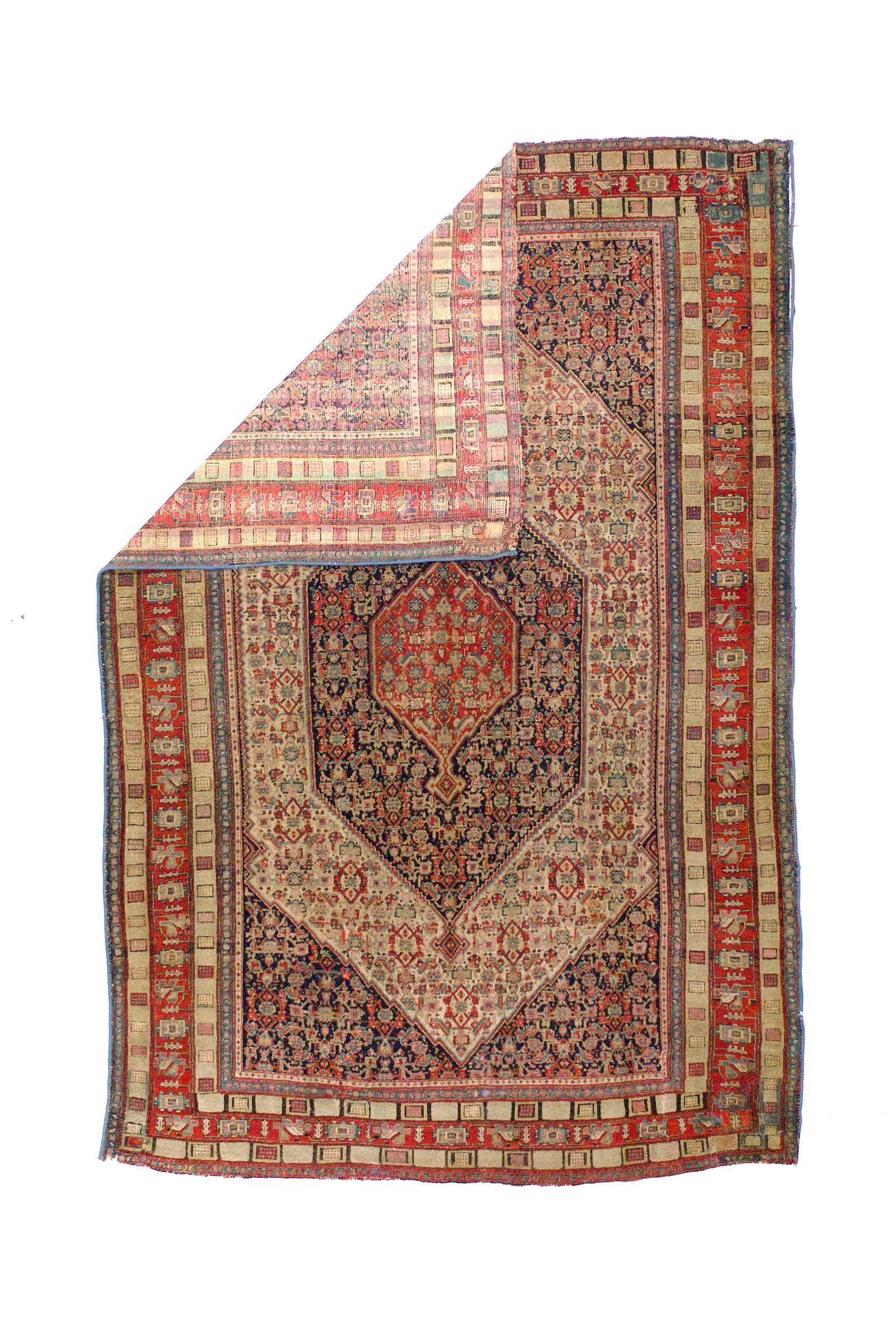 Tapis ancien Senneh 4'4'' x 5'6''. Senneh (ou Sanandaj) est le siège de la province du Kurdistan et tisse des pièces d'atelier à tissage simple et à poils courts, principalement des scatters, sur des chaînes de coton ou de soie, dans des motifs
