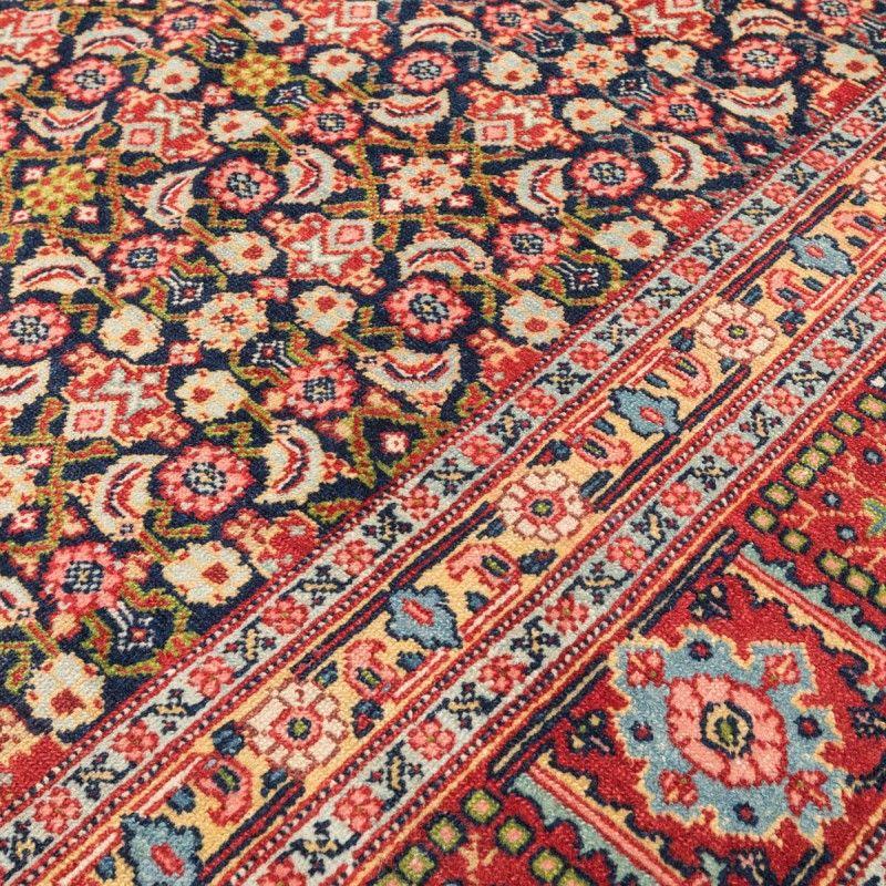 Magnificent Senneh rug characterized by the incredible fineness of its knotting.
Antique Senneh Persian Rug from 1920 with a lot of richness in its coloring measuring 2.85 x 2.25 m.
- Uniform and very elaborate central field design
- Borders with