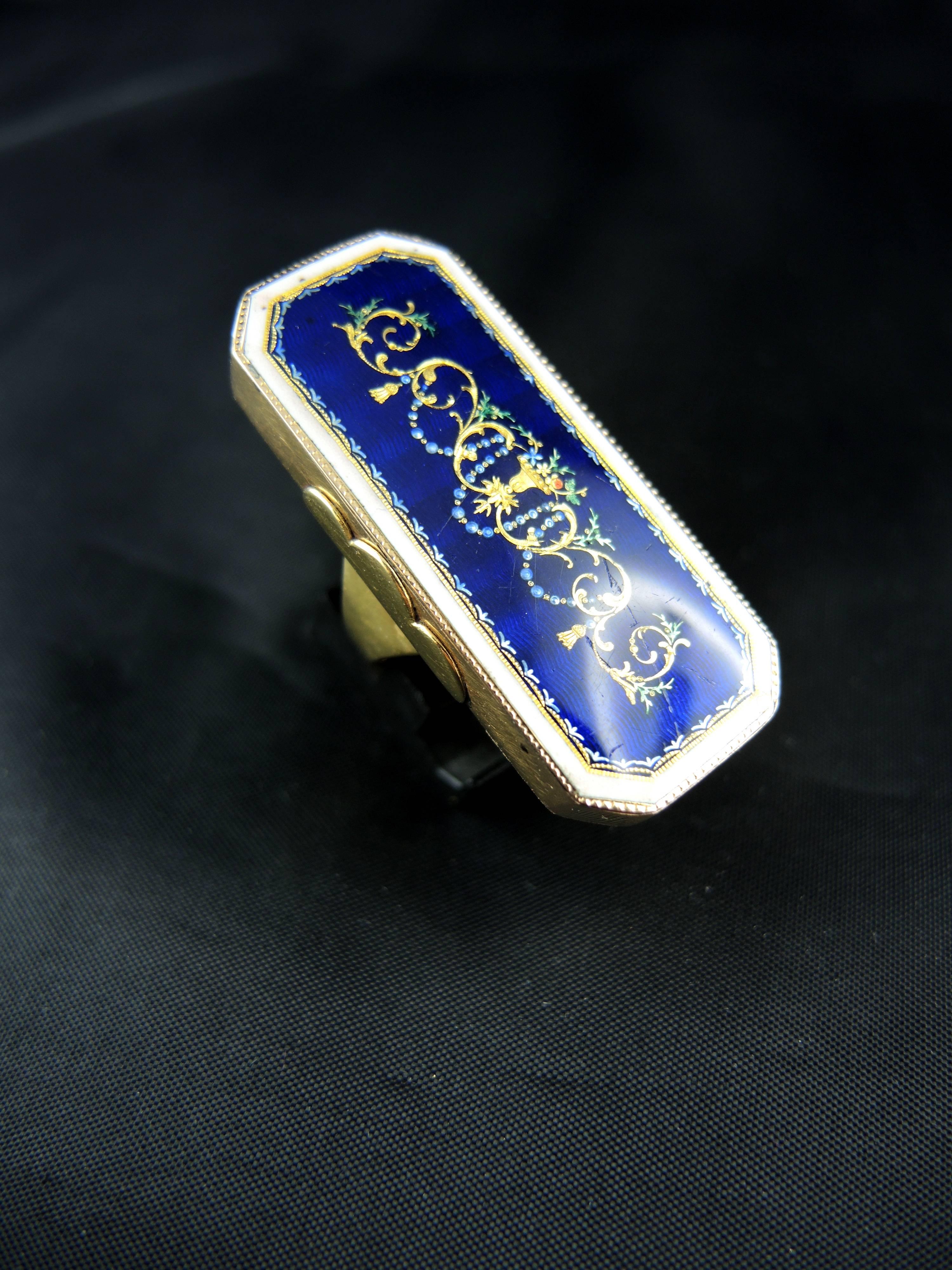  14kt gold antique ring (quality mark: scallop ) with an enameled plaque with garlands design.

Work from the end of the 18th.

Weight: 66,20g
Ring size: 53 (diameter 16,75/ US size 6,25). Changeable.

State : little scratches on the gold parts on