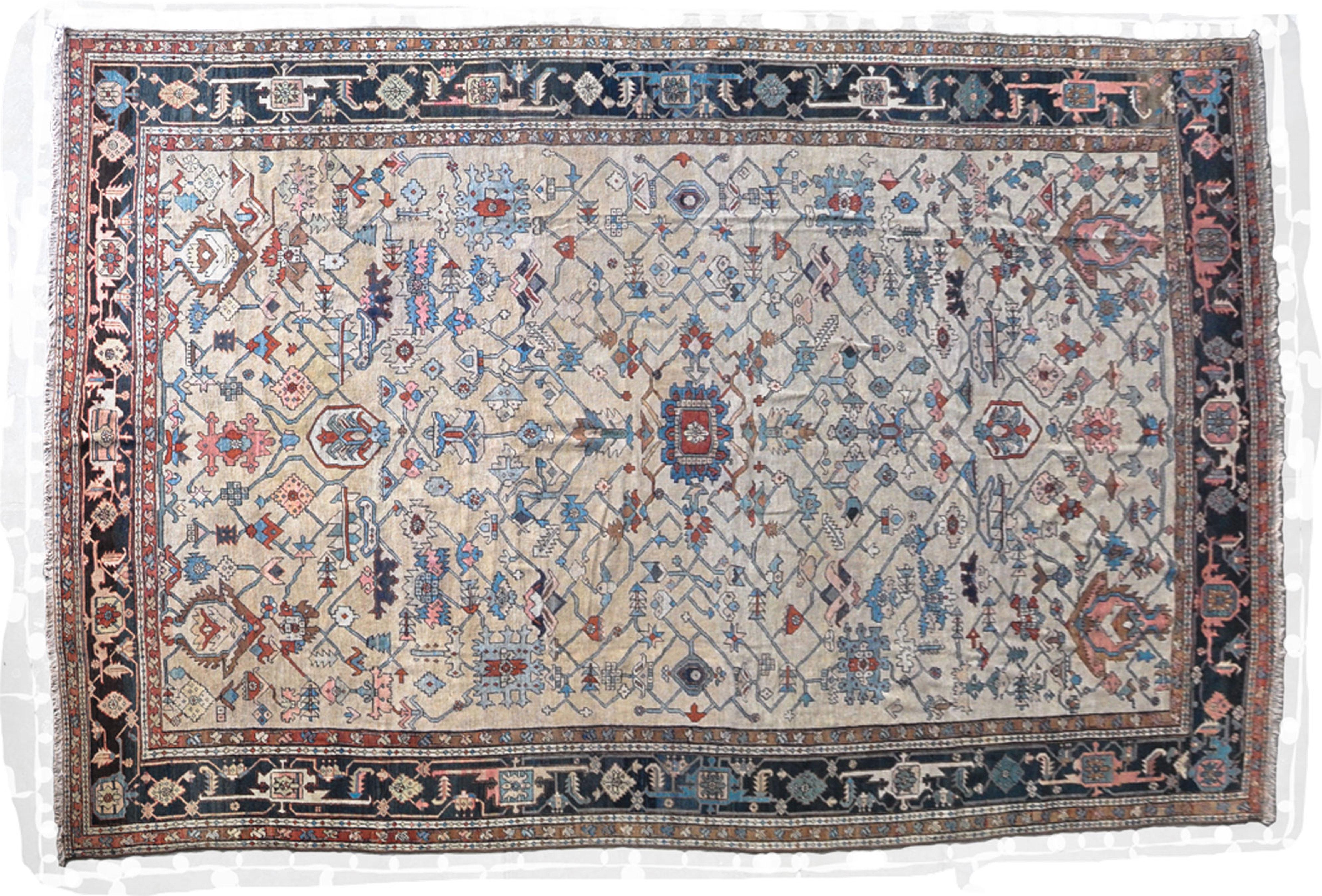 Ein prächtiger antiker Serapi-Teppich aus dem Nordwesten des Iran
Serapi mit cremefarbenem Grund und einem Allover-Muster sind selten zu finden. Hervorragende Wollqualität mit wunderbarem Glanz und weichen, natürlichen Farben. Das Design ist perfekt