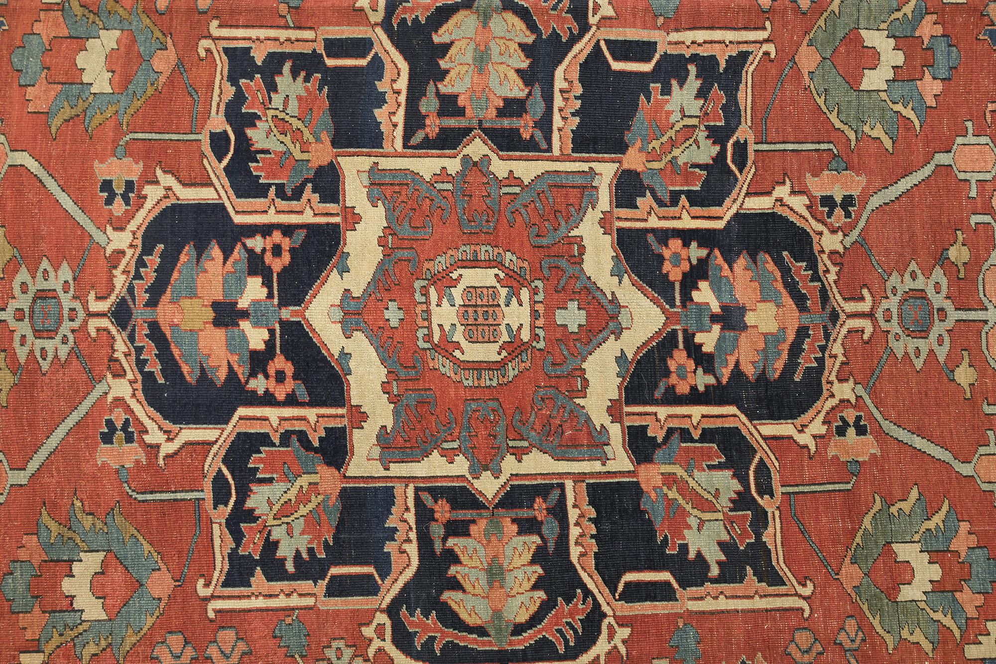 Antiker Serapi (marineblau, grün, elfenbeinfarben, rot und zart apricot, 383 cm x 255 cm) im Zustand „Gut“ im Angebot in North Bergen, NJ
