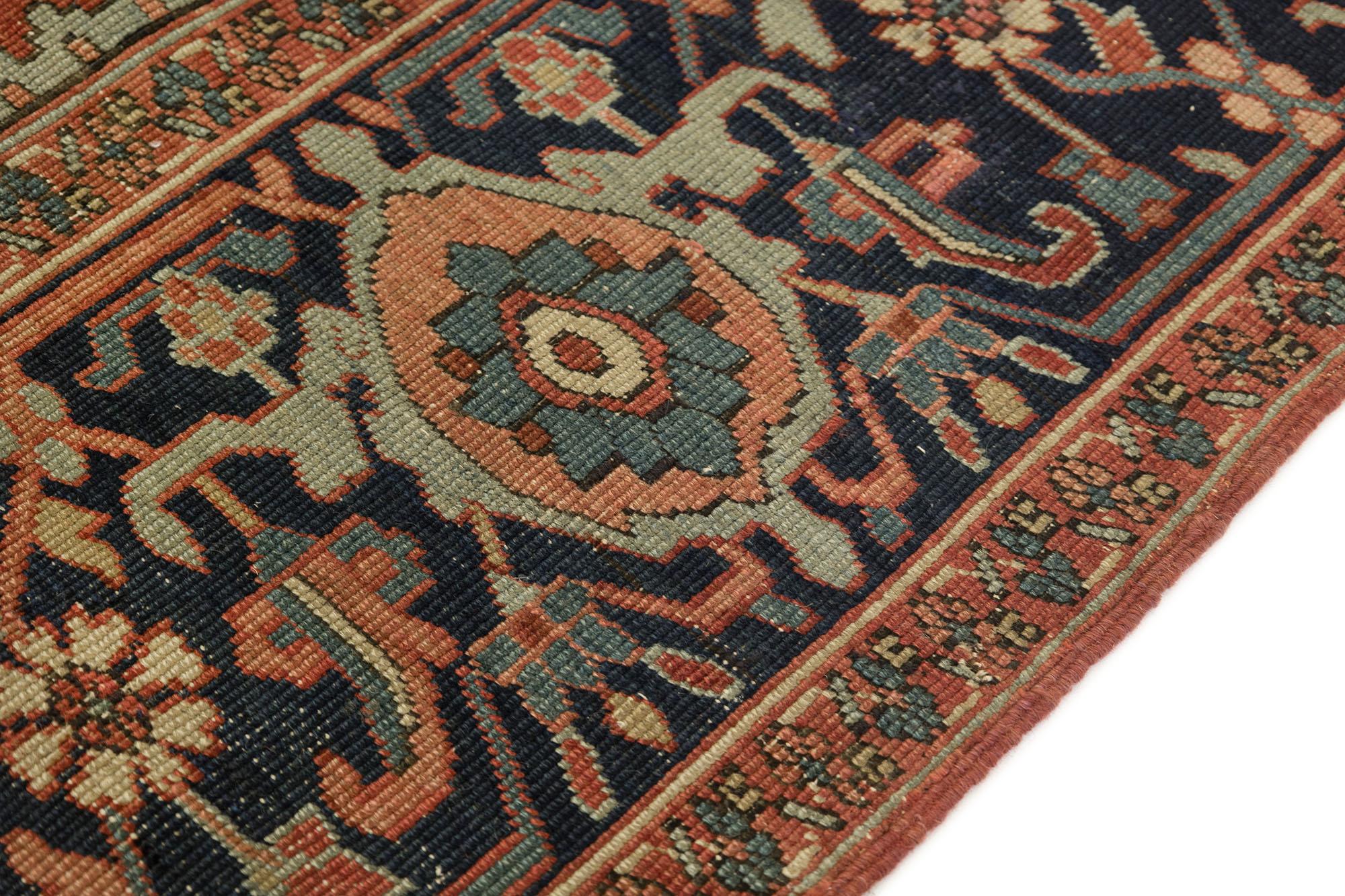 Antiker Serapi (marineblau, grün, elfenbeinfarben, rot und zart apricot, 383 cm x 255 cm) (Frühes 20. Jahrhundert) im Angebot