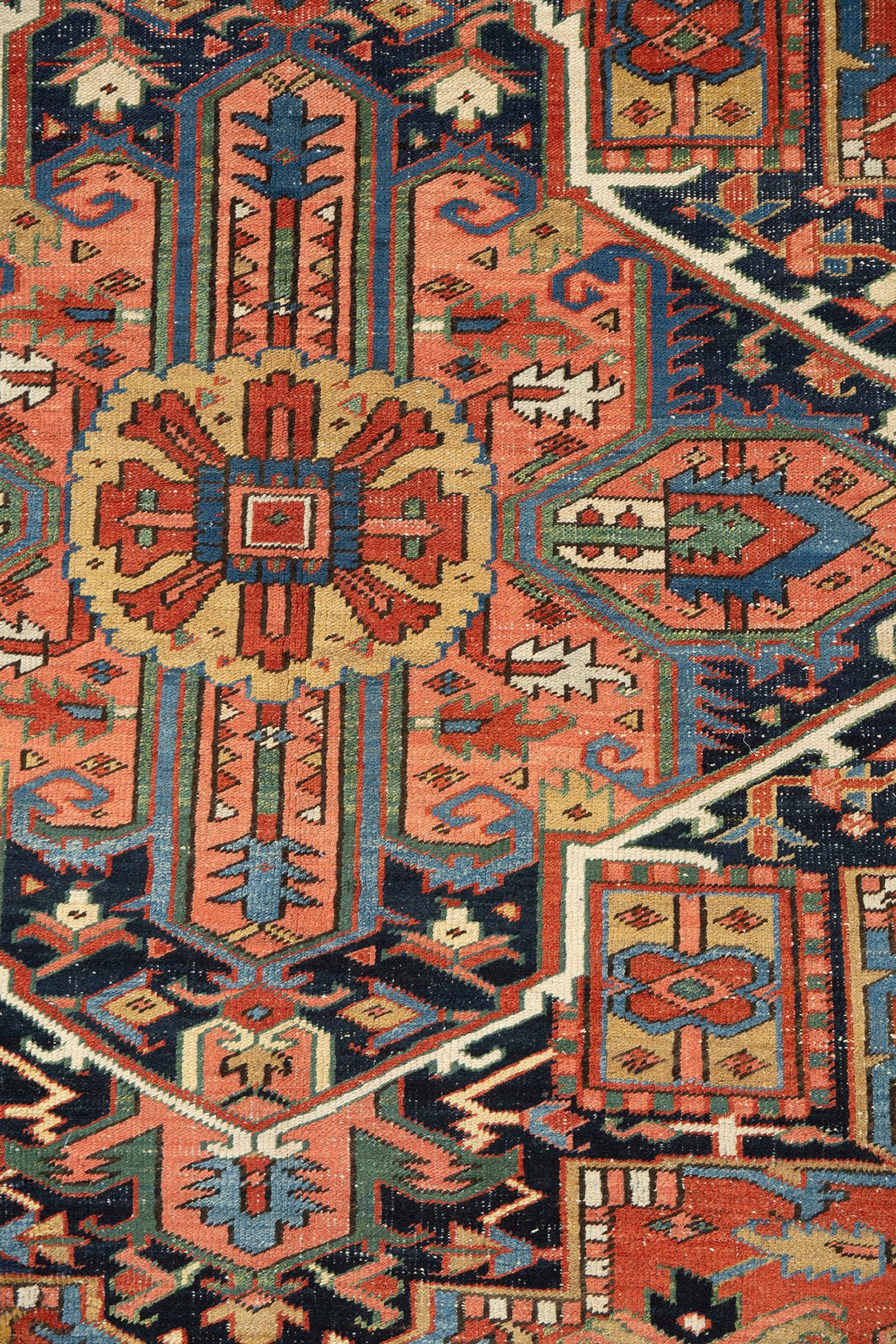 Ancien tapis Serapi 10'9 X 19'1. Aussi à la mode qu'ils sont collectionnables, les tapis de luxe traditionnels d'Heriz sont habilement tissés dans des couleurs vibrantes et des motifs géométriques emphatiques. Le district de Heriz, dans le