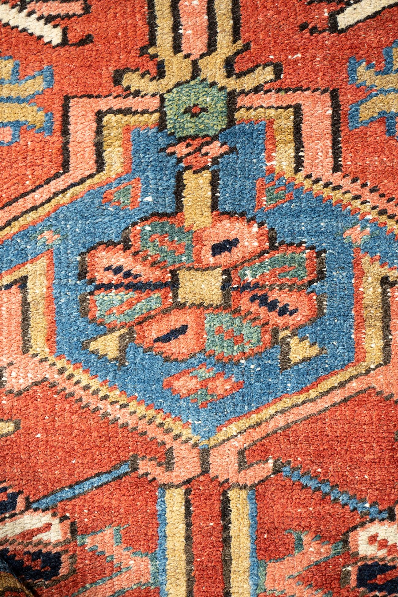 Tapis persan Serapi ancien 10'9 X 19'1 en vente 2