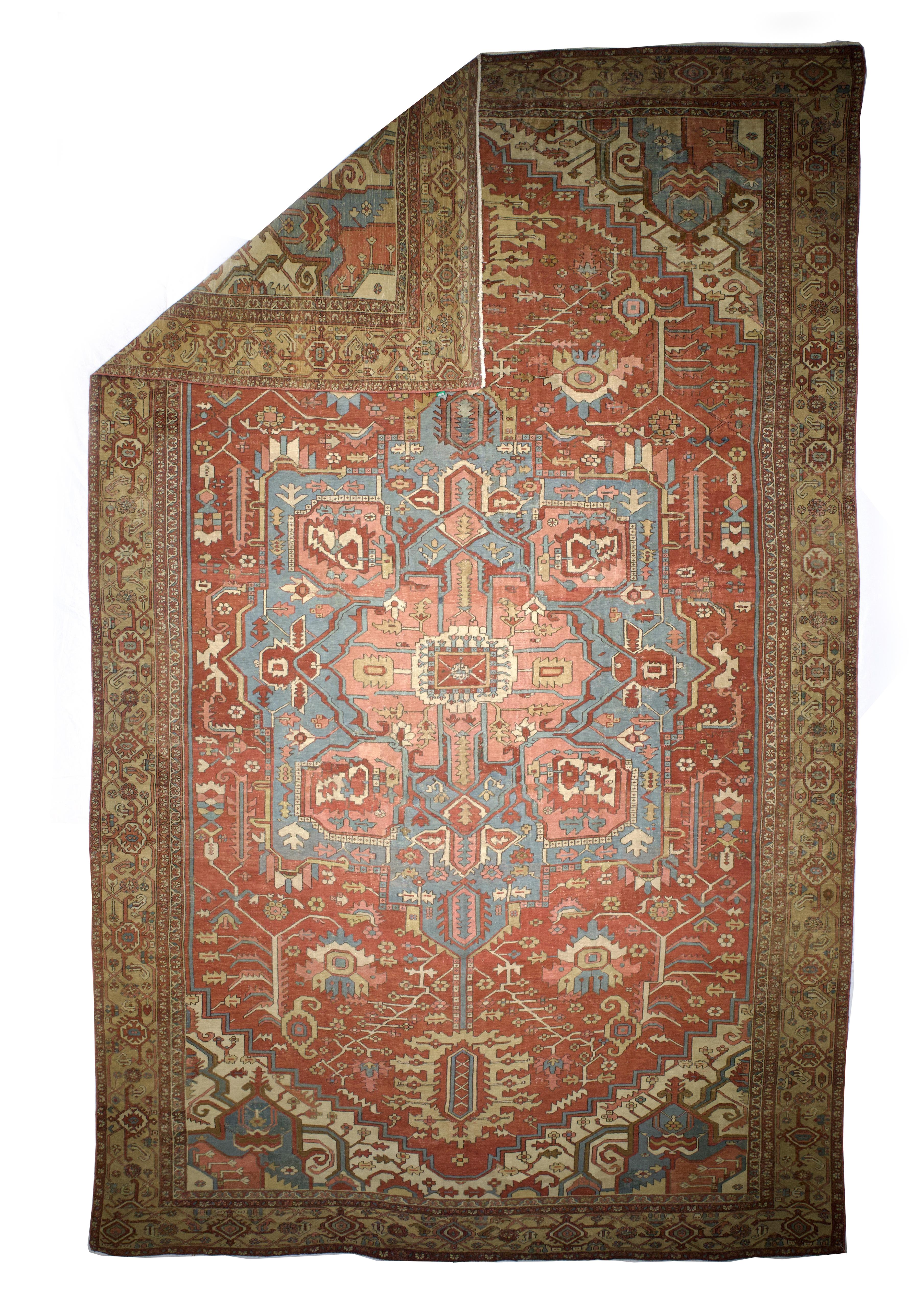 Antiker Serapi-Teppich 11'0'' x 18'6''. Dieser gut gewebte westpersische Dorfteppich zeigt ein purpurrotes Feld mit marineblauen Trauerweiden- und Vasenmotiven sowie einen schlanken zentralen Axialstab mit angehängten und angrenzenden