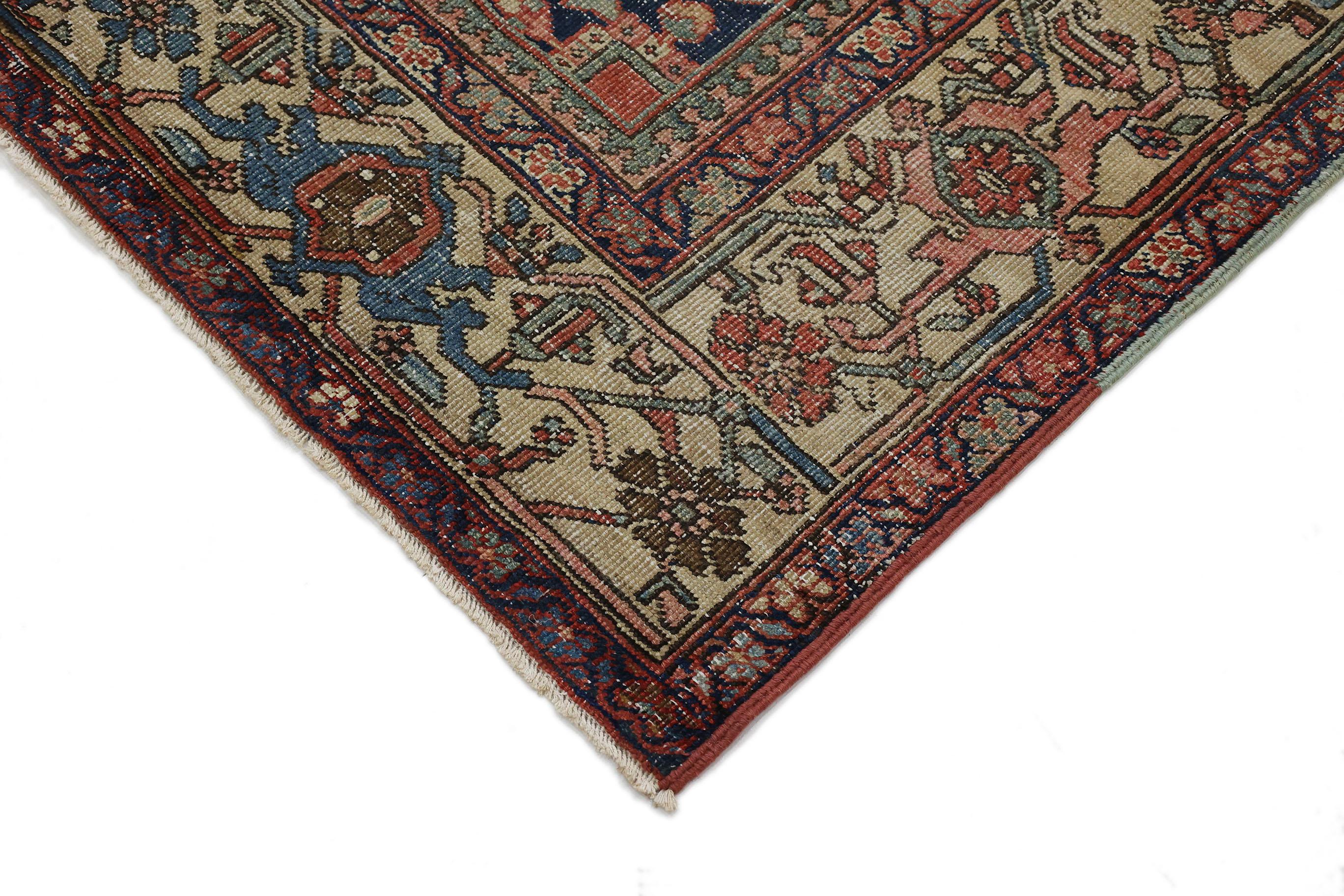 Tapis ancien Serapi (3.0x2.0m, 1900). Détails exquis (noués à la main). Abîmé - En vente à North Bergen, NJ