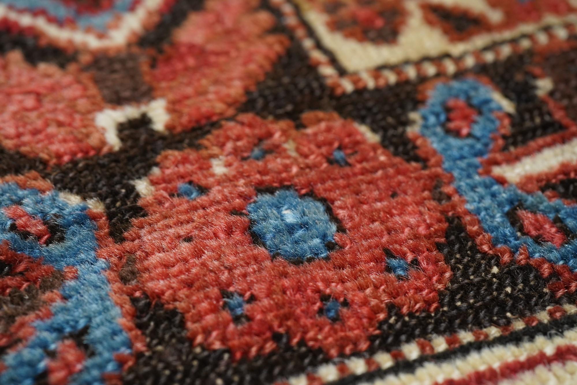 Tapis Serapi ancien 3'11'' x 4'3'' en vente 1