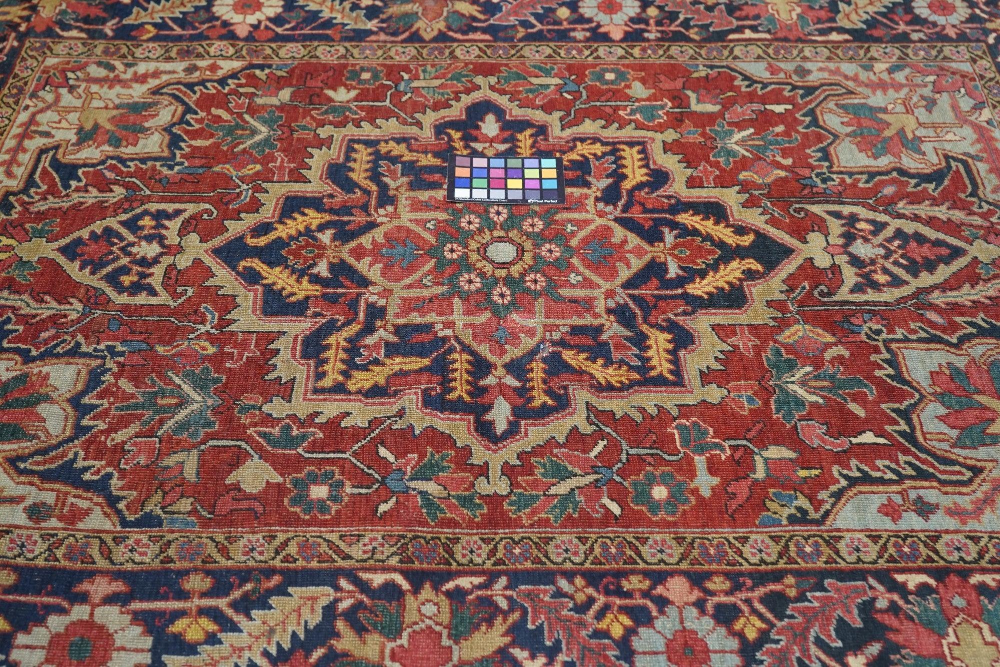 Antiker Serapi-Teppich 4'10'' x 6'0''. Die große Mehrheit der Teppiche aus dem nordwestpersischen Heriz-Distrikt sind raumgroße Teppiche, die kleineren, wie hier, orientieren sich sowohl in der Farbgebung als auch im Muster an ihren größeren