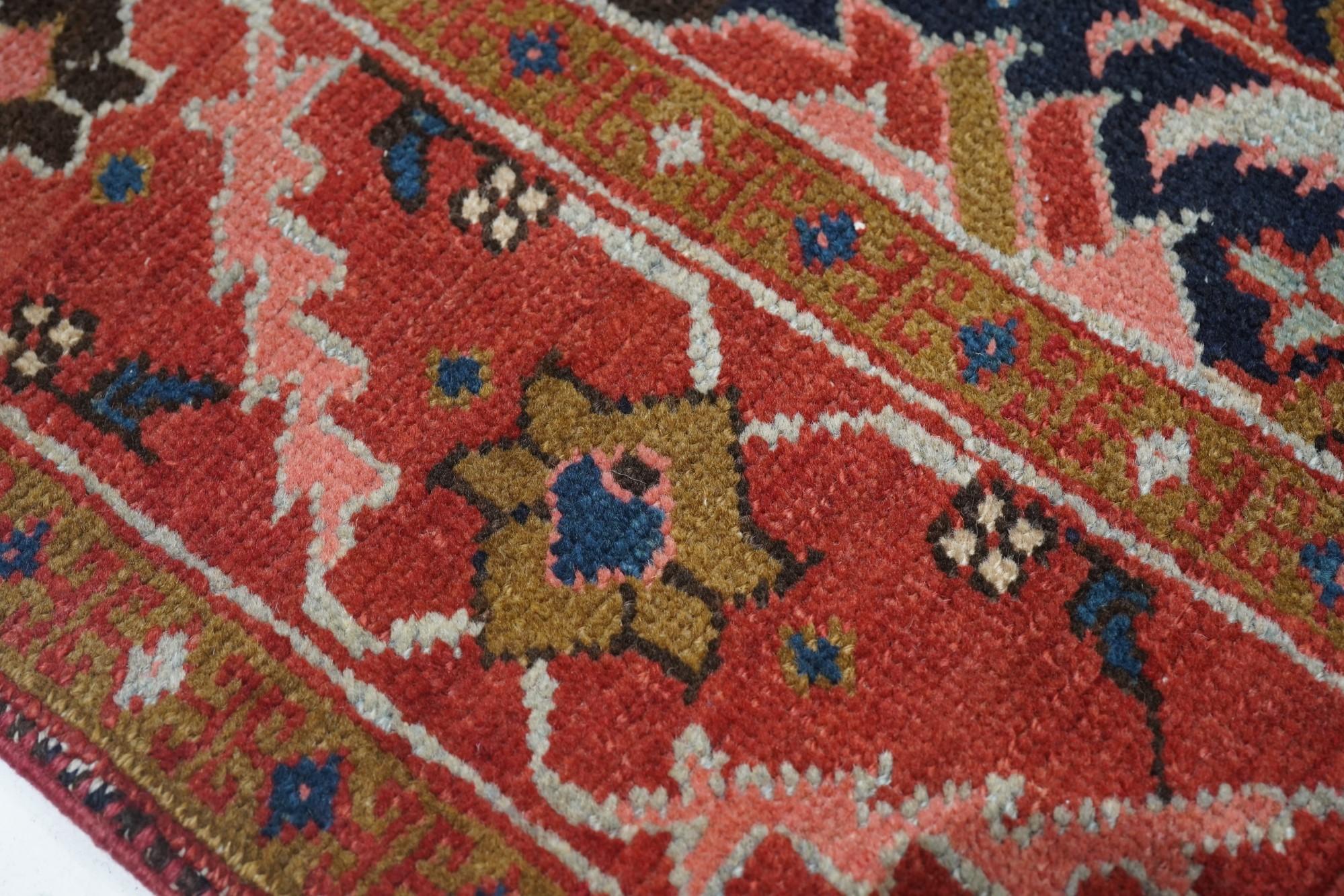 Antique Serapi Rug In Good Condition For Sale In New York, NY
